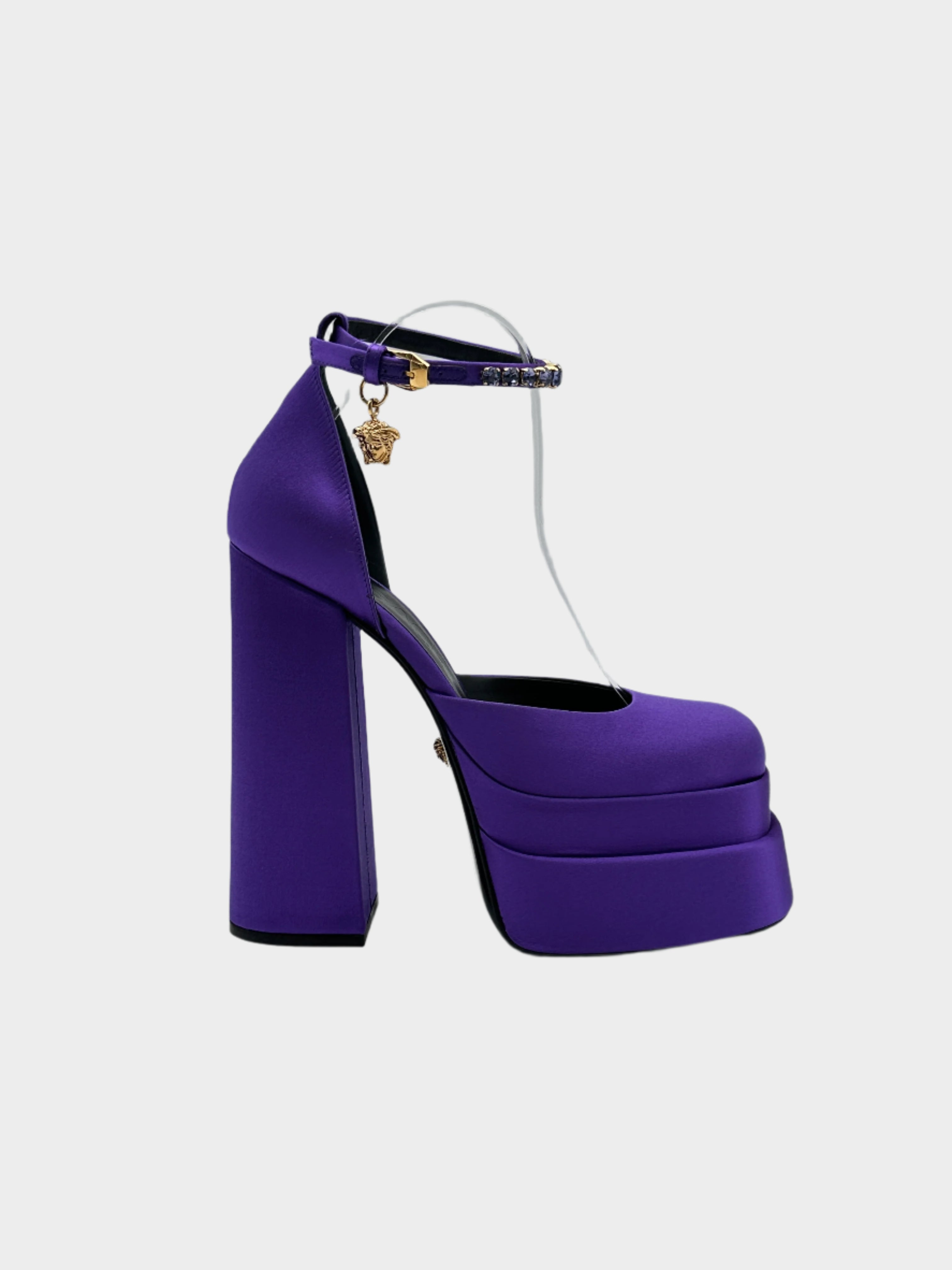 Décolleté Versace in raso viola con plateau, cinturino con strass e pendente Medusa dorato