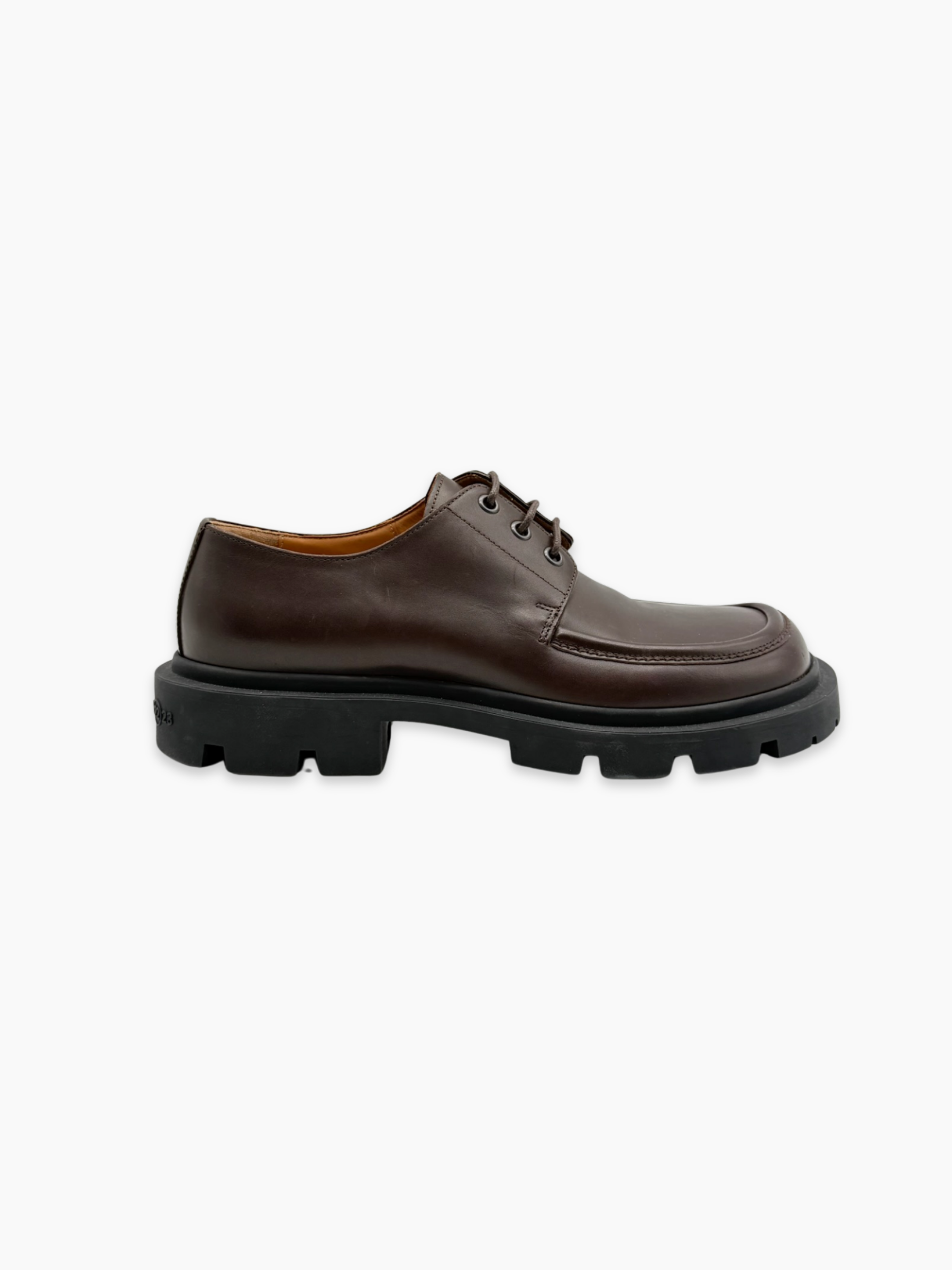 Scarpe derby Maison Margiela in pelle marrone con suola chunky nera viste laterali