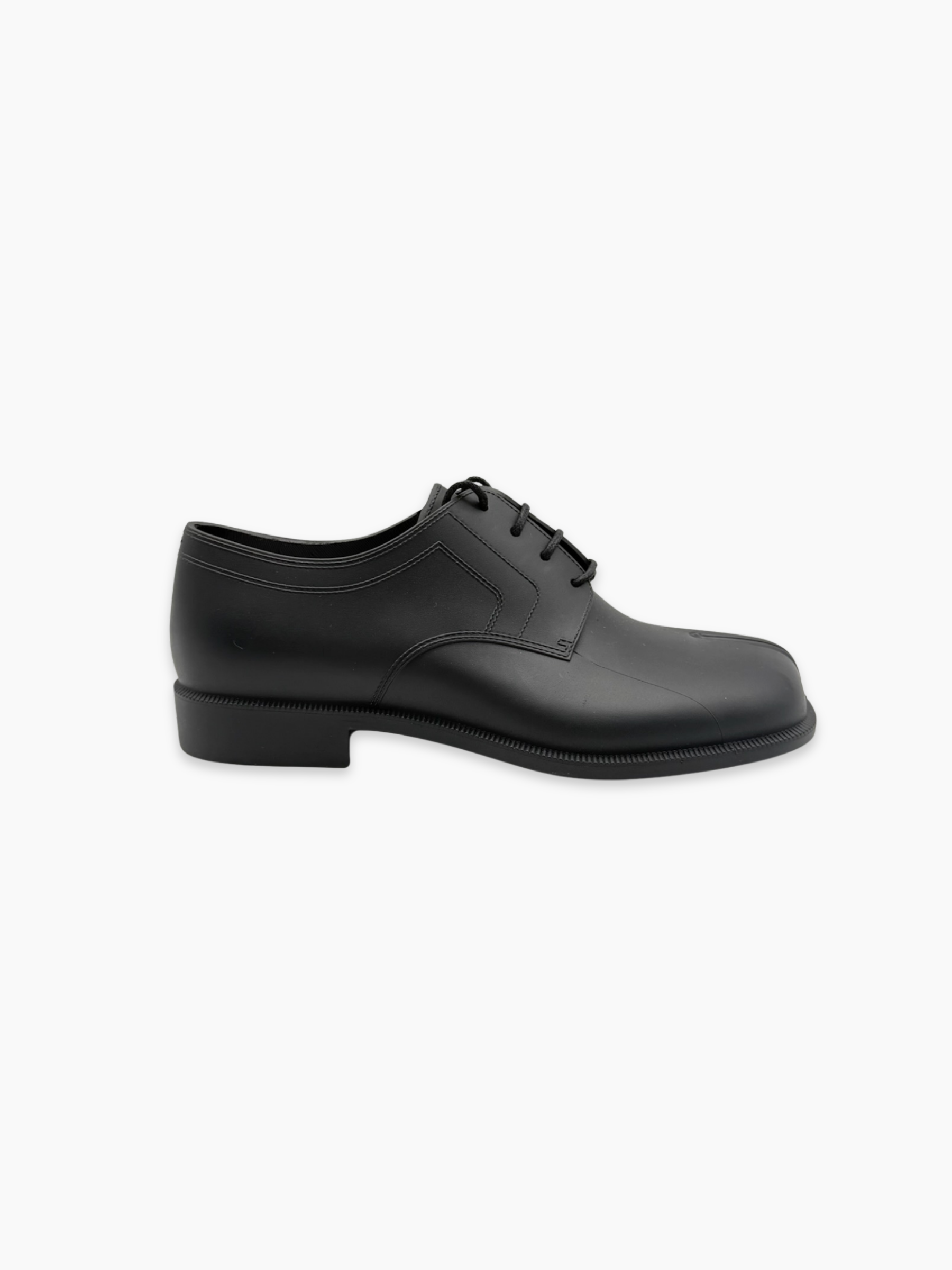 Scarpe Derby Tabi Maison Margiela in gomma nera viste laterali