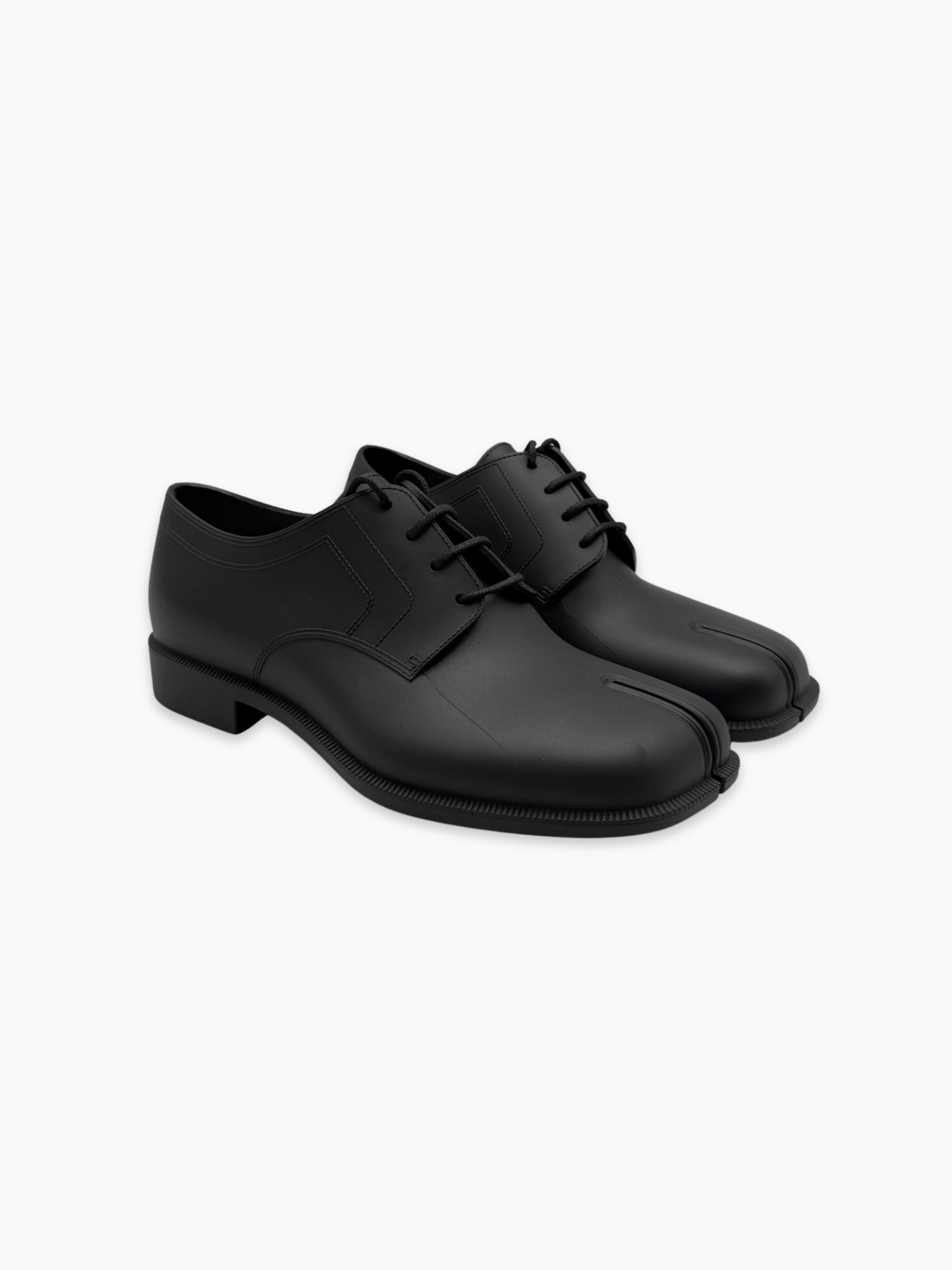 Scarpe Derby Tabi Maison Margiela in gomma nera viste laterali