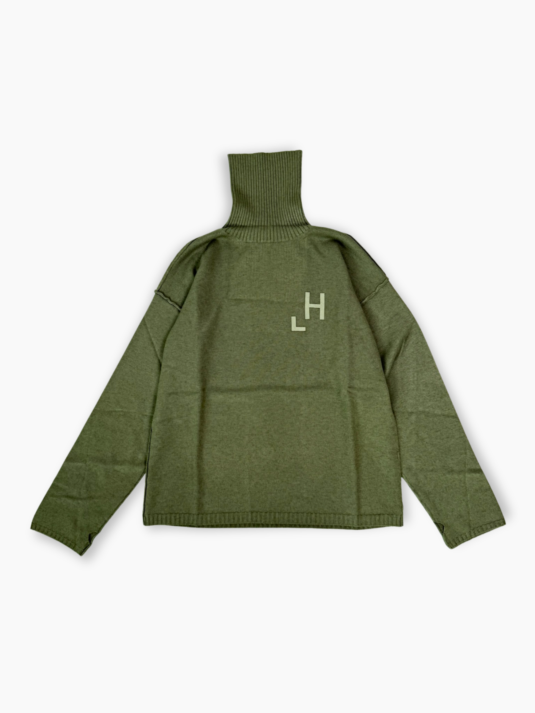 Dolcevita verde salvia Hinnominate con collo alto e logo ricamato sul petto