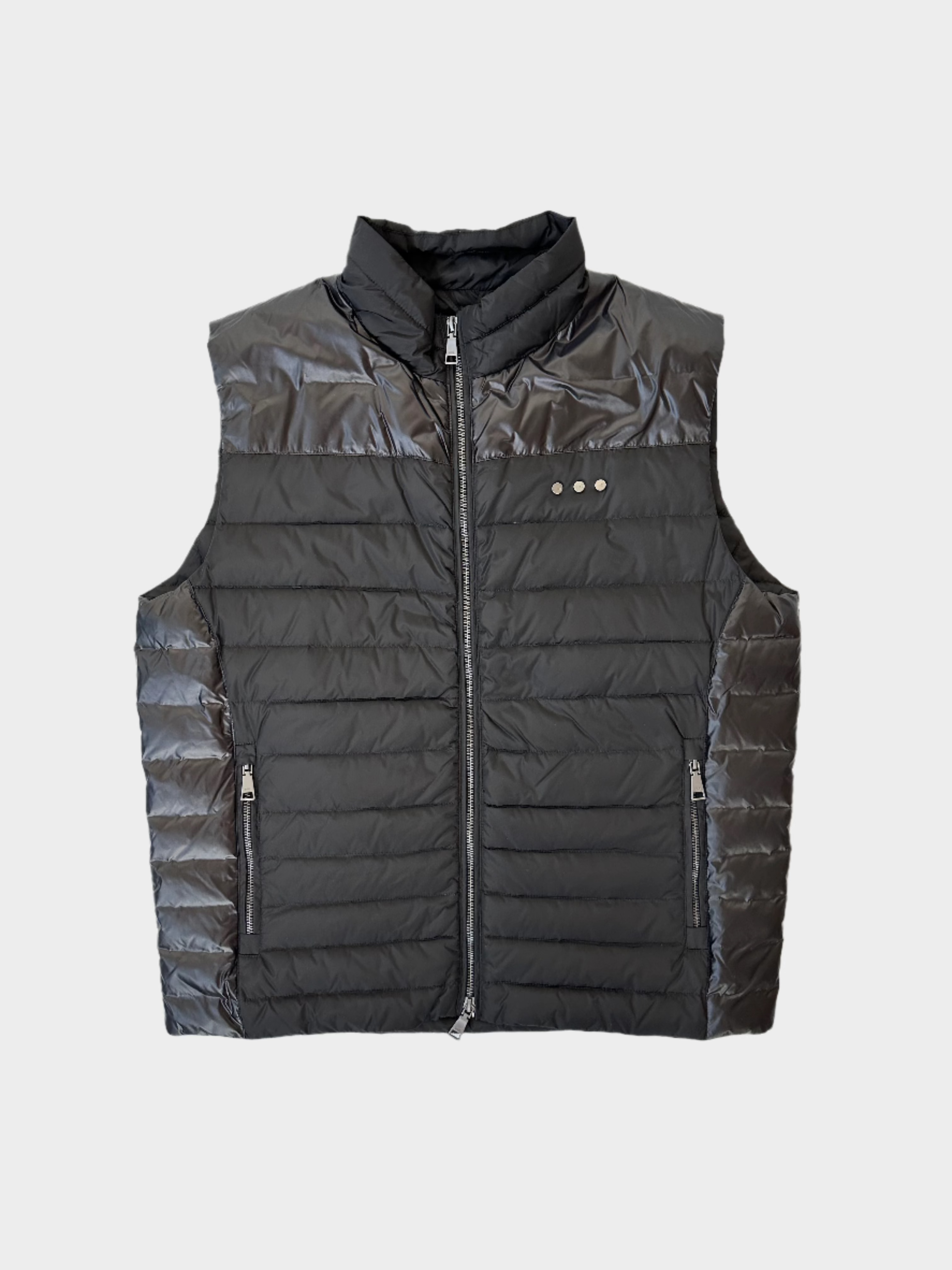 Down Vest senza maniche, colletto pull-up, zip frontale e tasche con zip. Perfetto per un look caldo e funzionale.