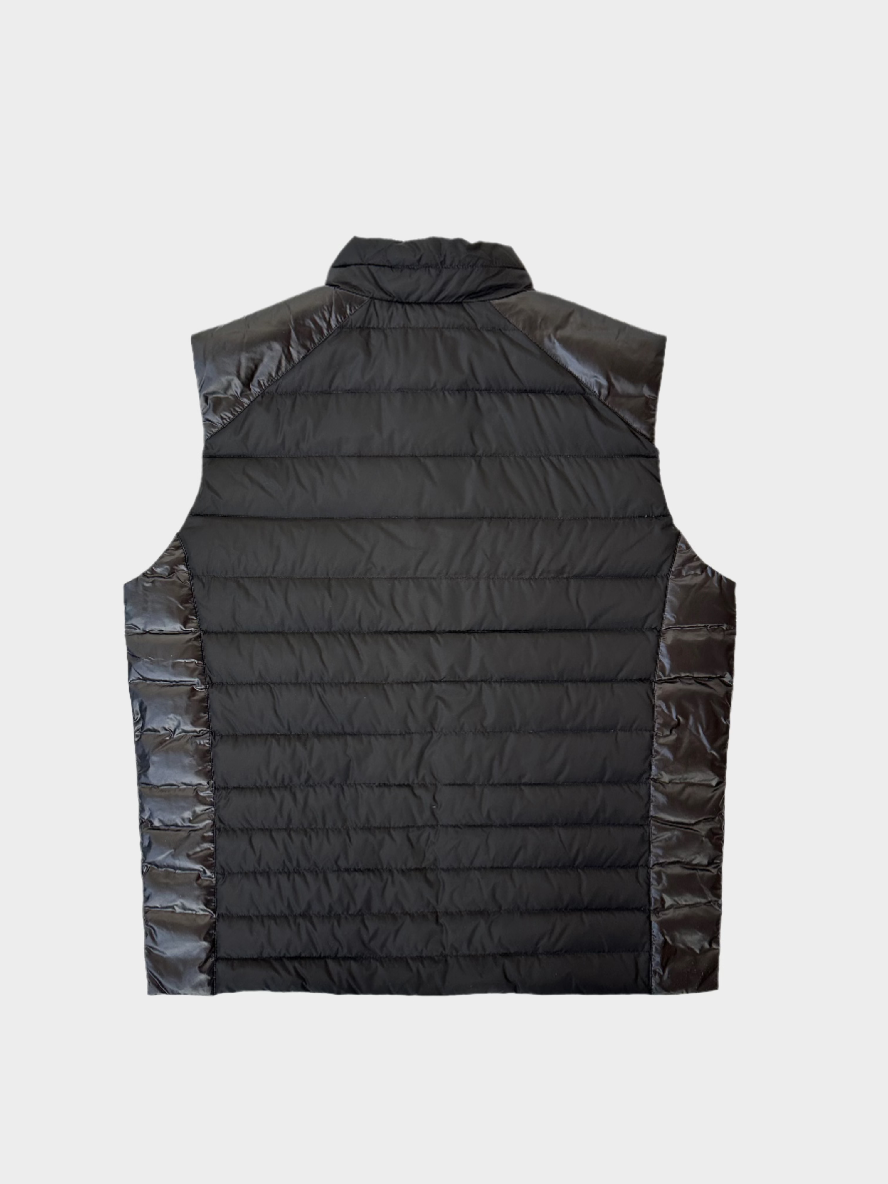 Down Vest senza maniche, colletto pull-up, zip frontale e tasche con zip. Perfetto per un look caldo e funzionale.