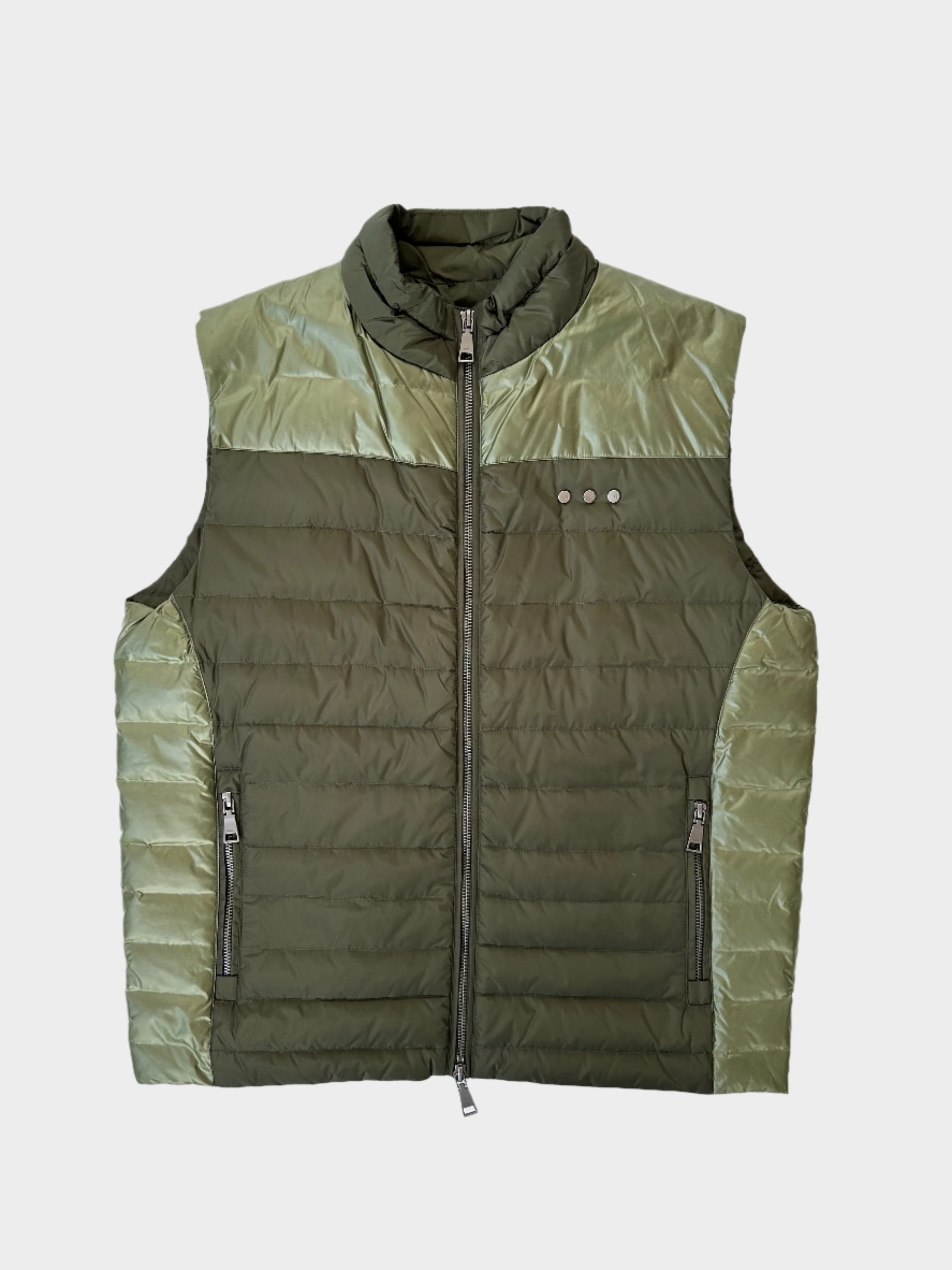 Down Vest smanicato con colletto rotondo, tasche con zip e imbottitura in piumino d’anatra. Perfetto per un look caldo e leggero.