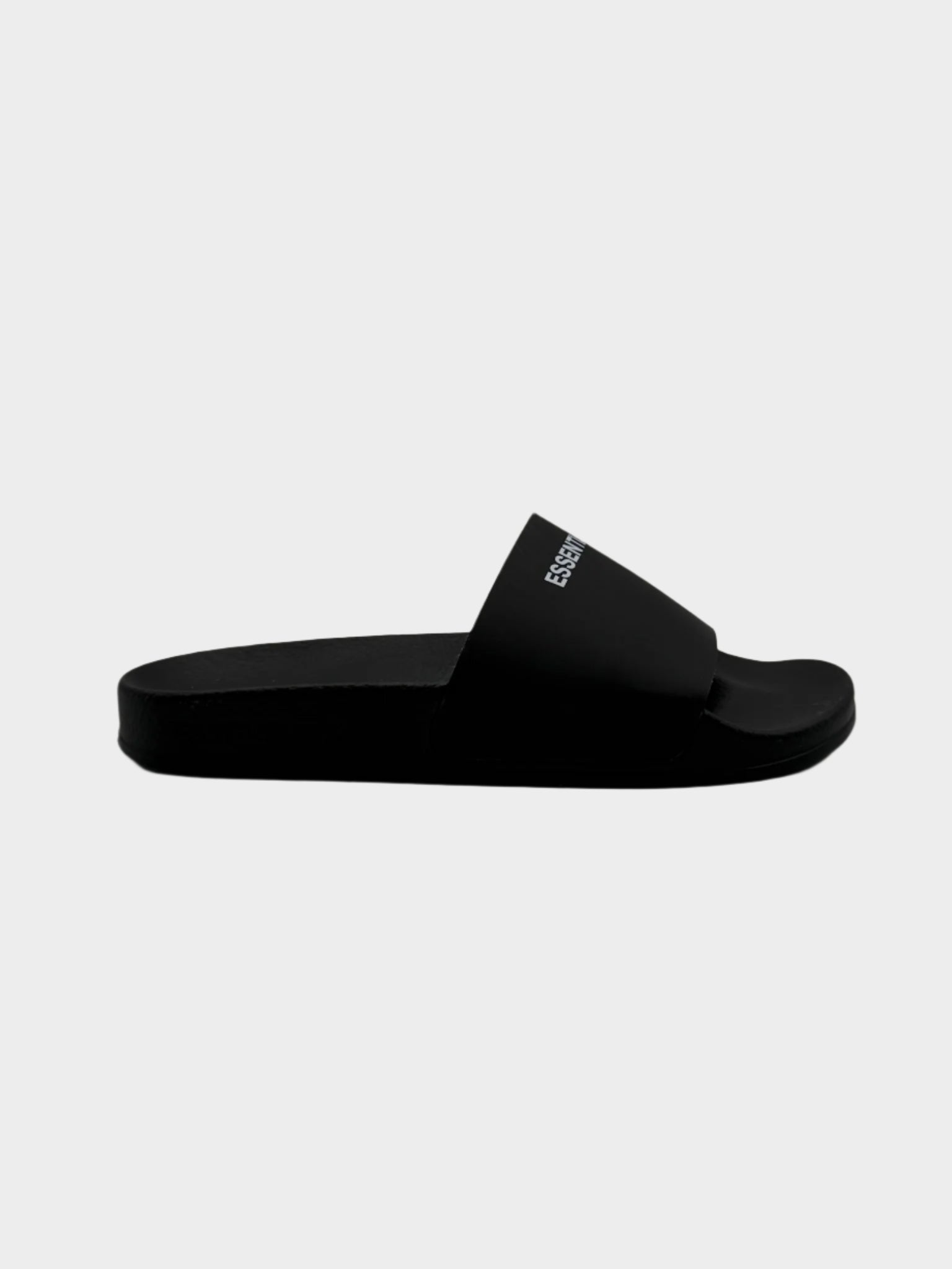 Vista laterale delle ciabatte Fear Of God Essentials in colore nero