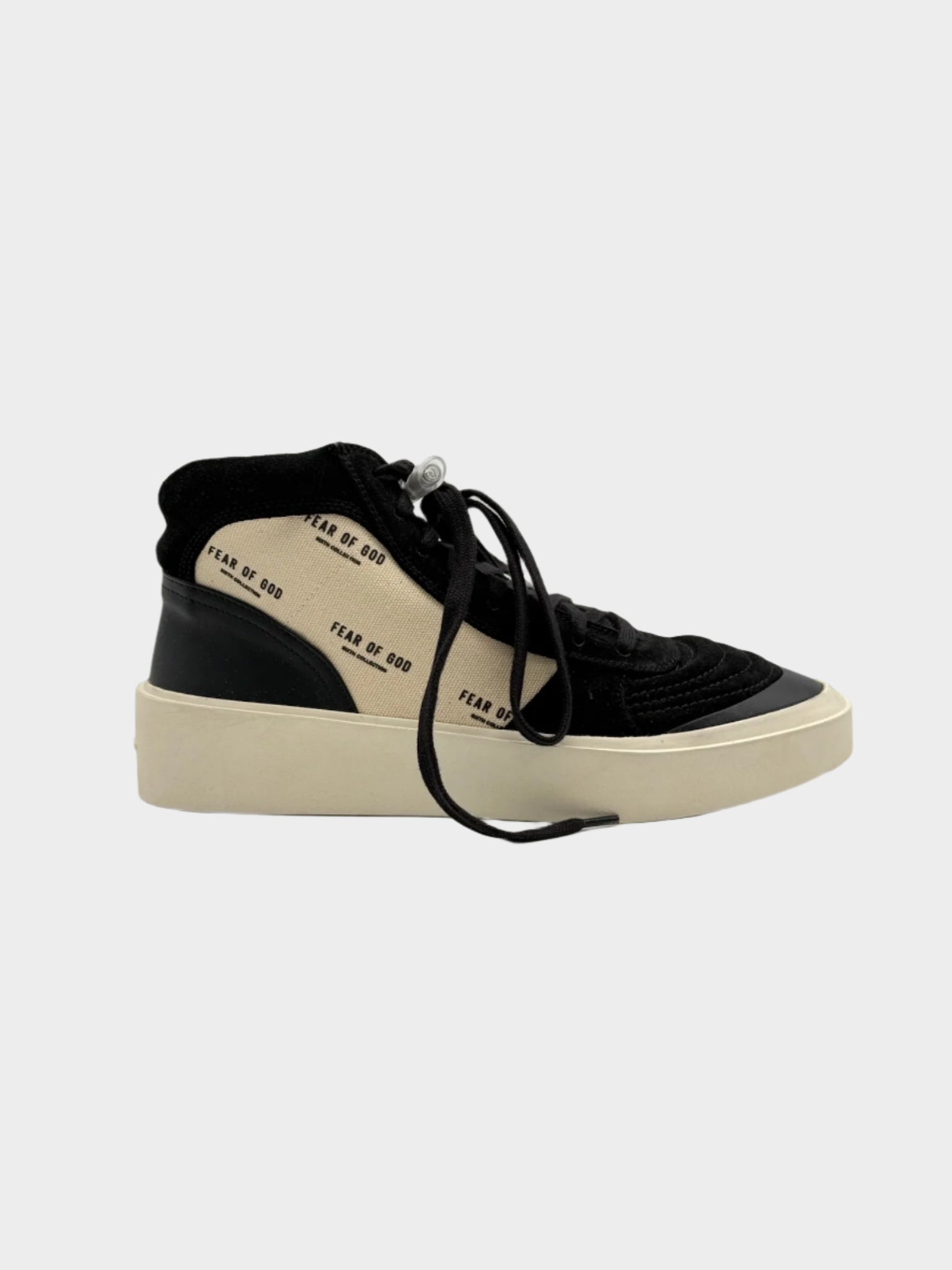 Vista laterale delle sneakers alte Fear of God nere e bianche in suede e canvas