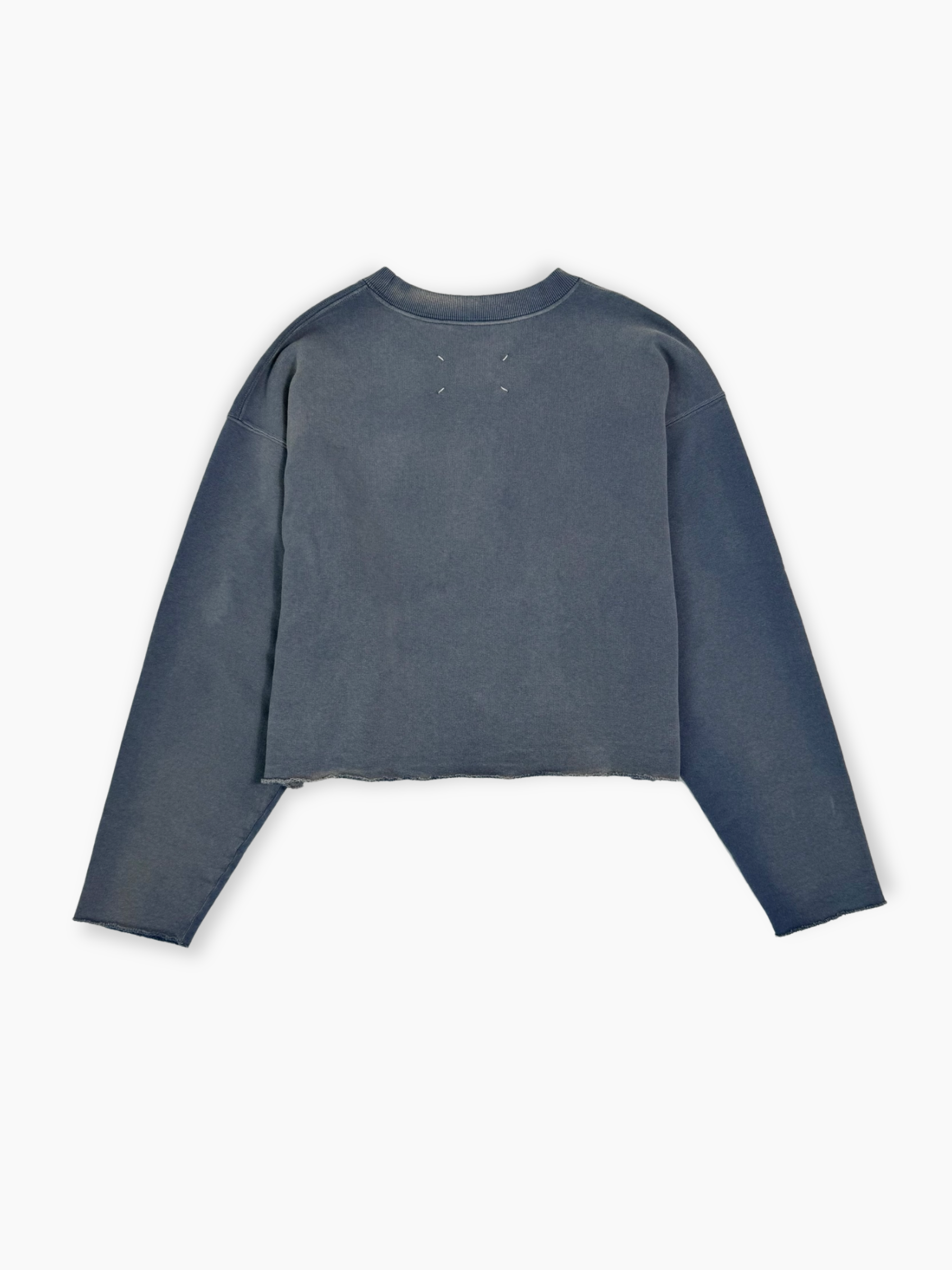 Dettaglio felpa blu Maison Margiela con ricamo logo e taglio raw-cut