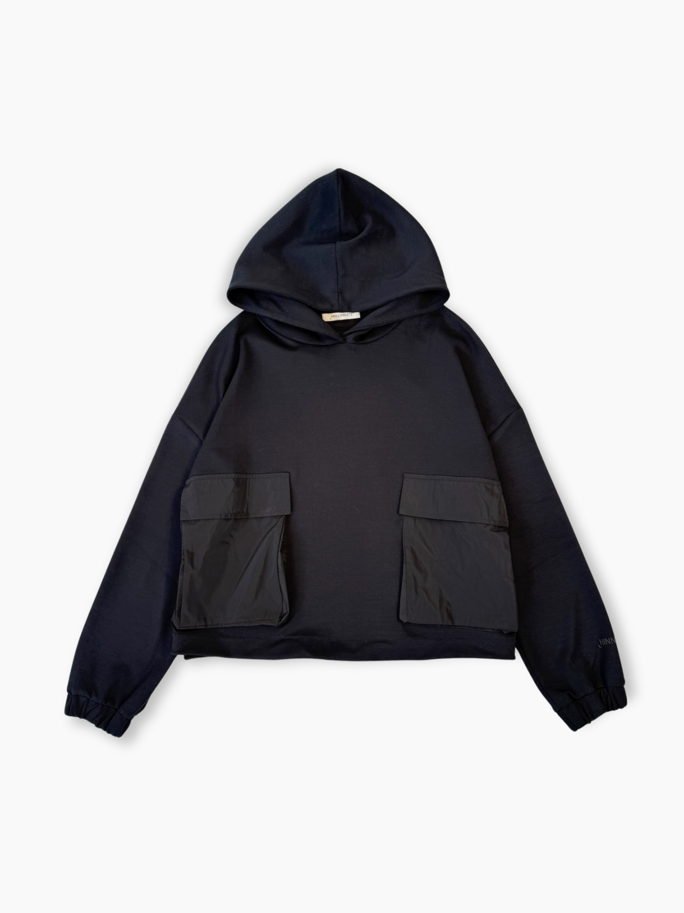 Felpa nera Hinnominate con cappuccio e maxi tasche applicate in nylon vista frontale