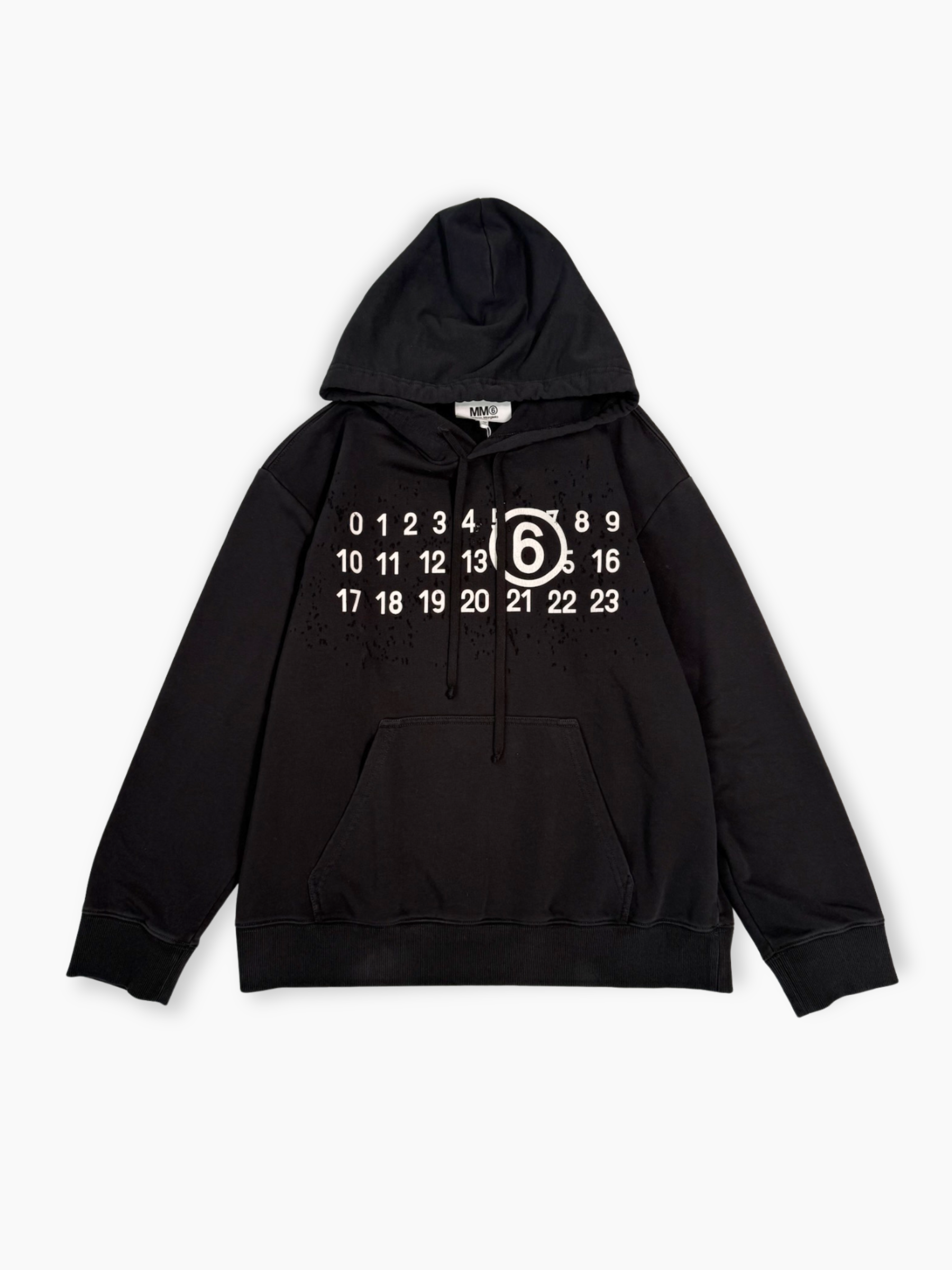 Felpa nera con cappuccio e logo numerico bianco MM6 Maison Margiela vista frontale