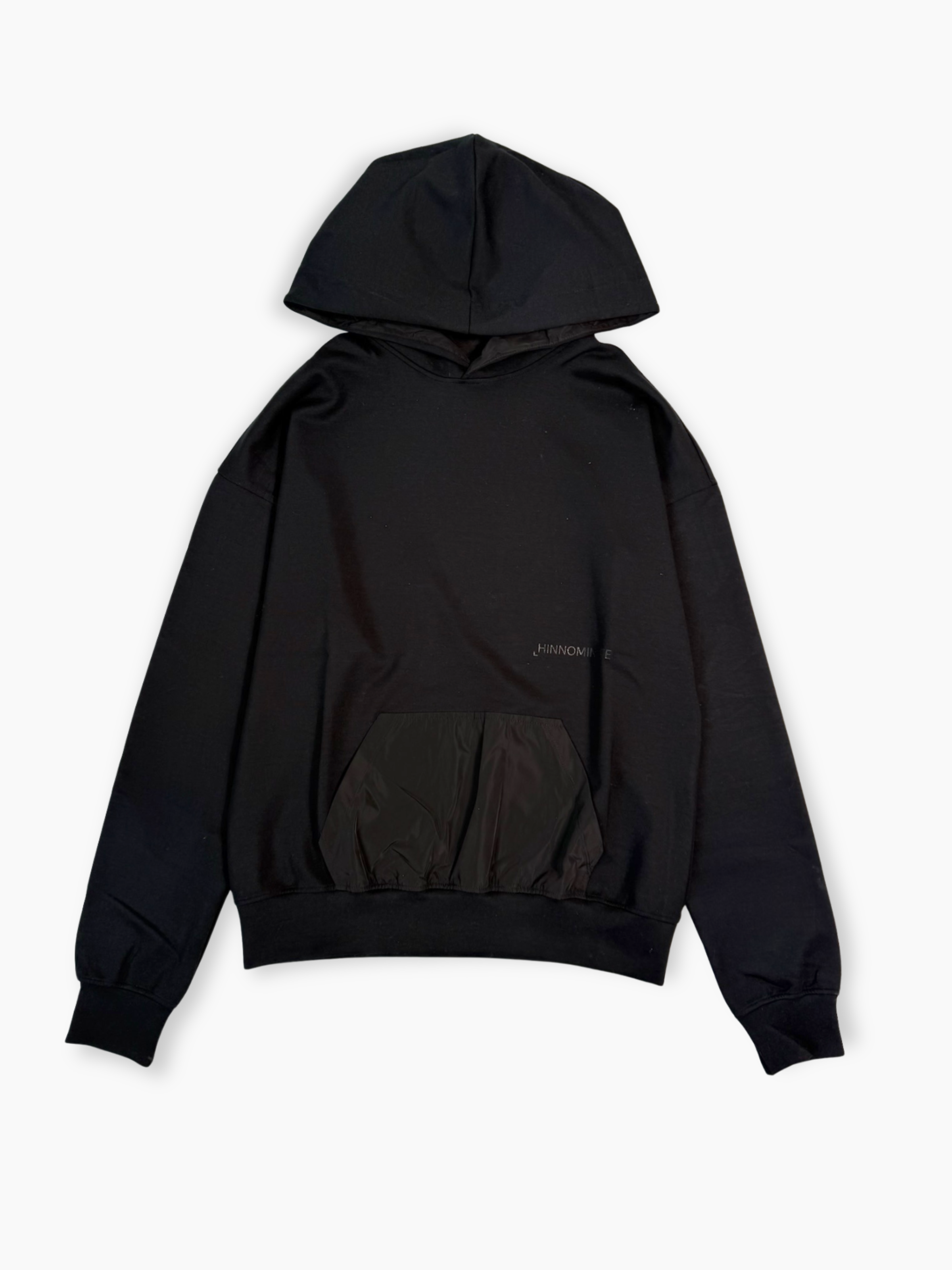 Felpa nera Hinnominate con cappuccio e tasca in nylon vista frontale