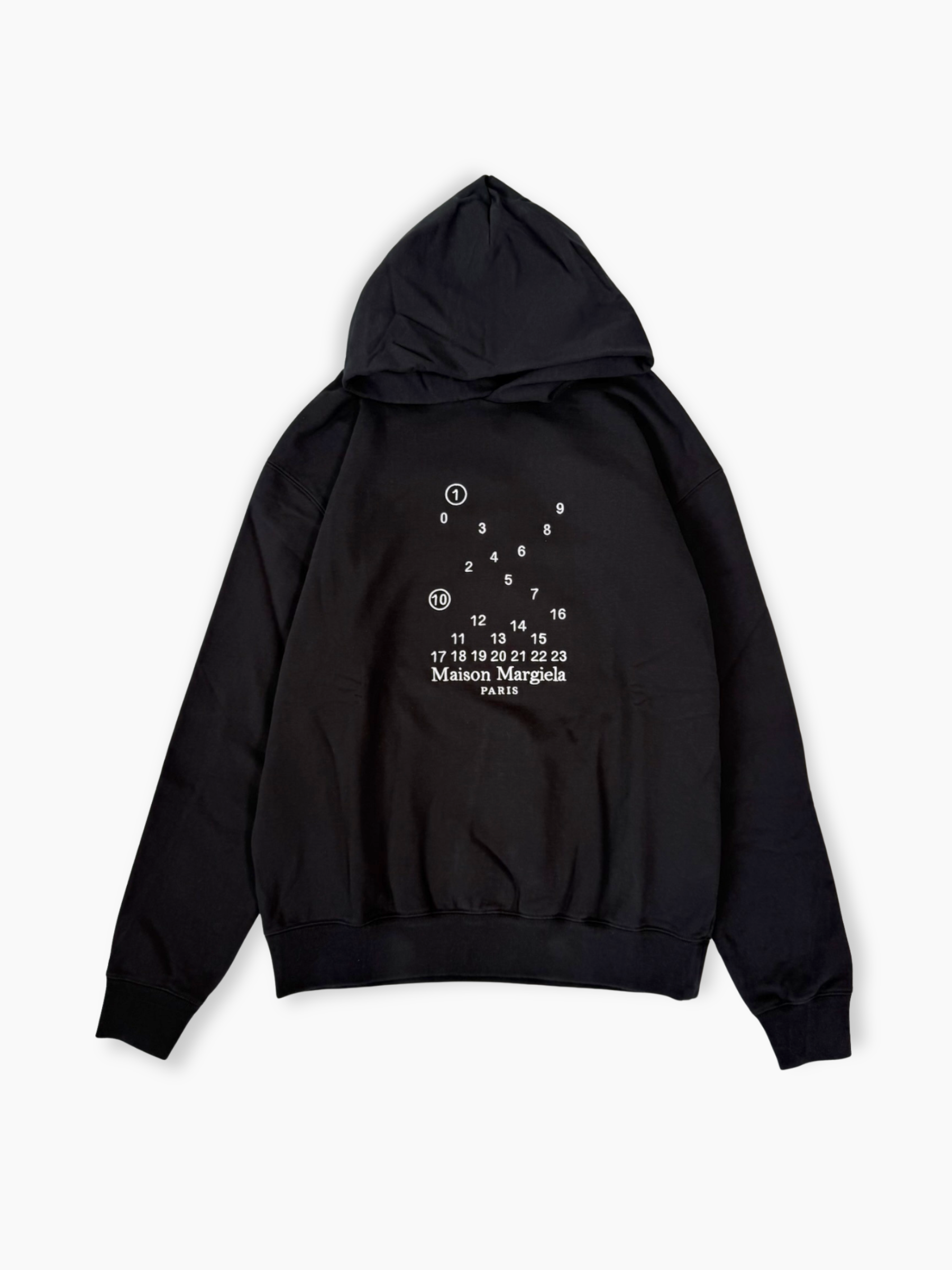 Felpa nera Maison Margiela con cappuccio e logo numerico bianco vista frontale