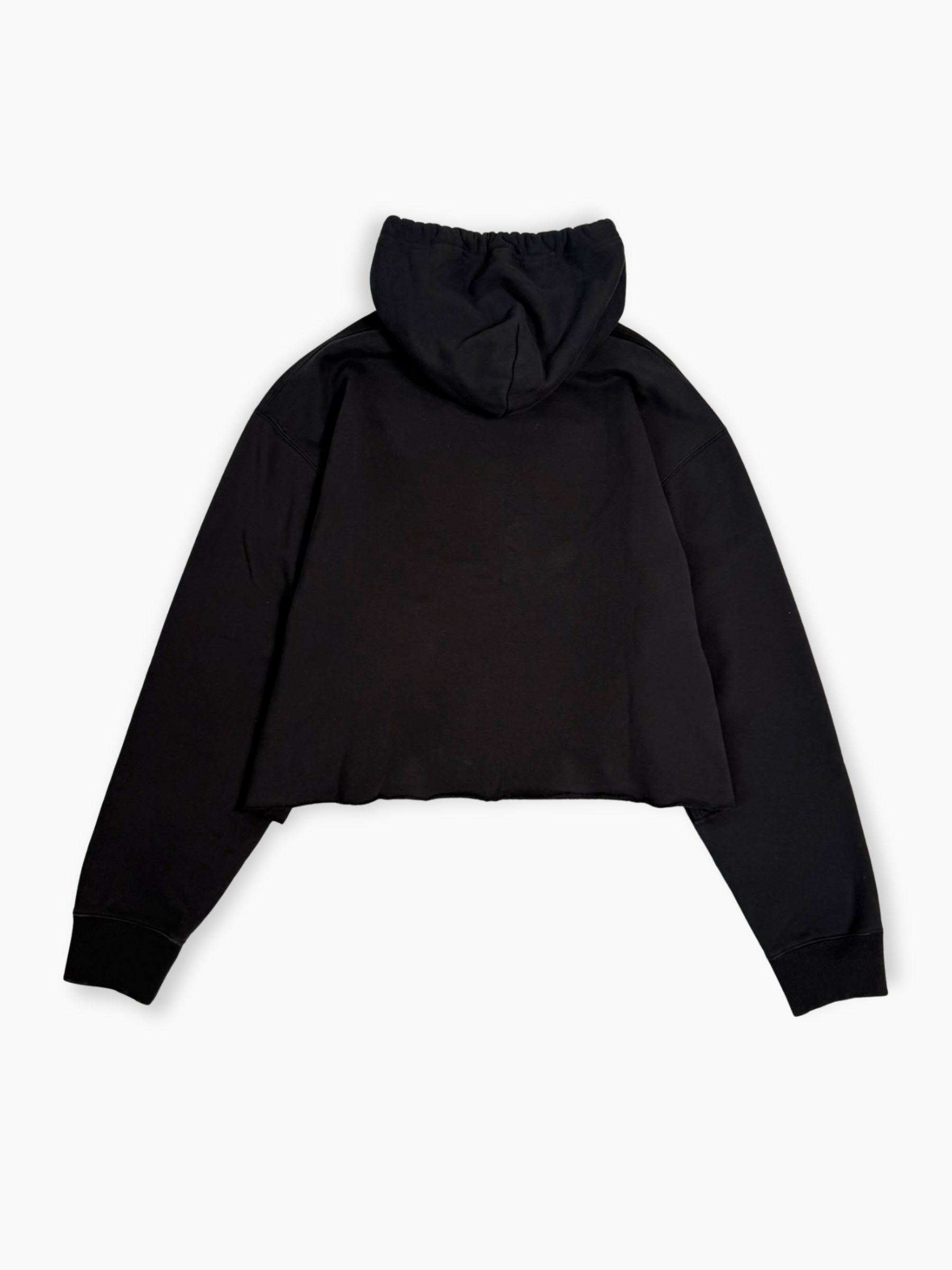 Dettaglio felpa nera Maison Margiela con logo numerico a contrasto