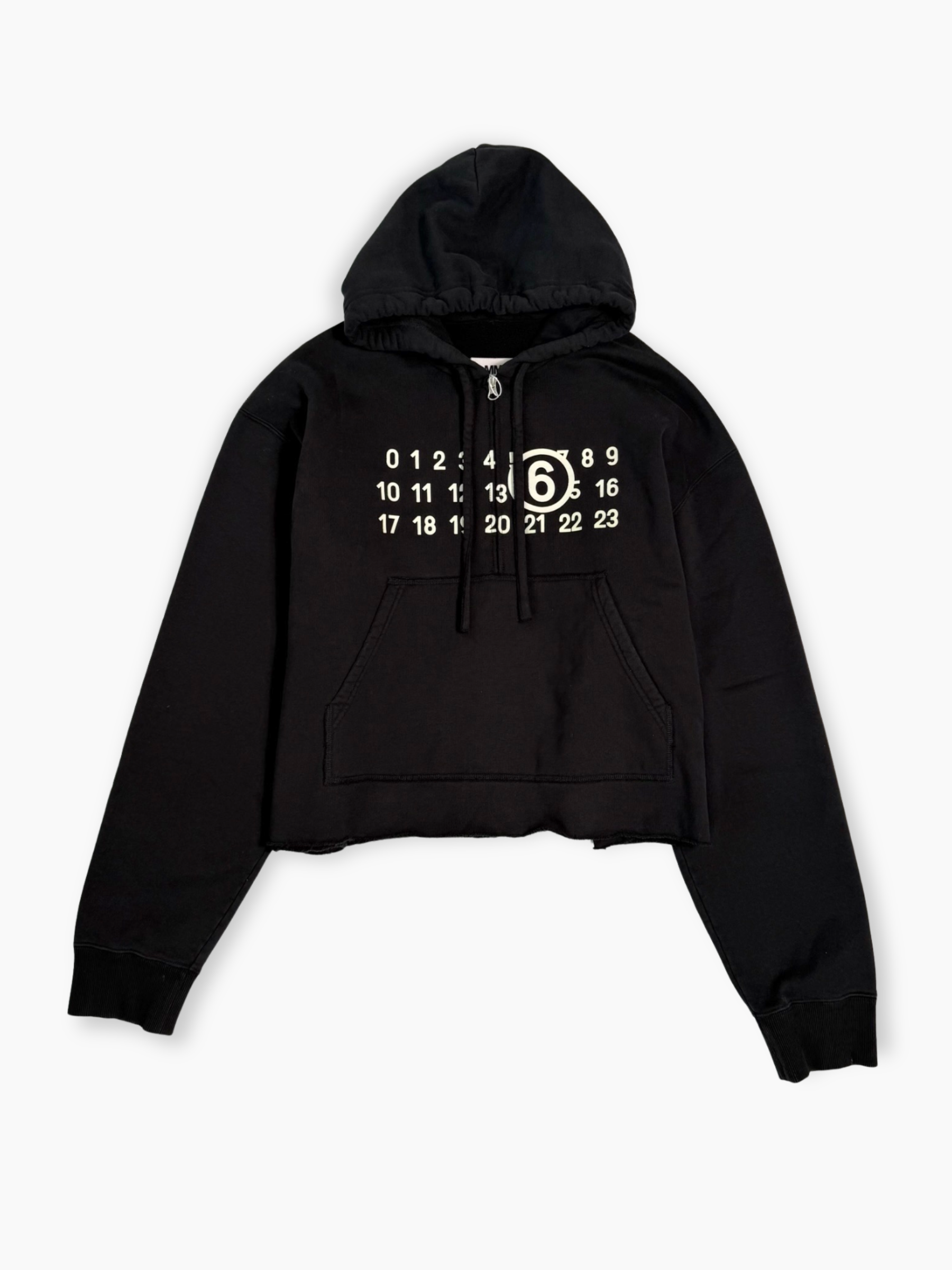 Felpa nera Maison Margiela con cappuccio e logo numerico bianco
