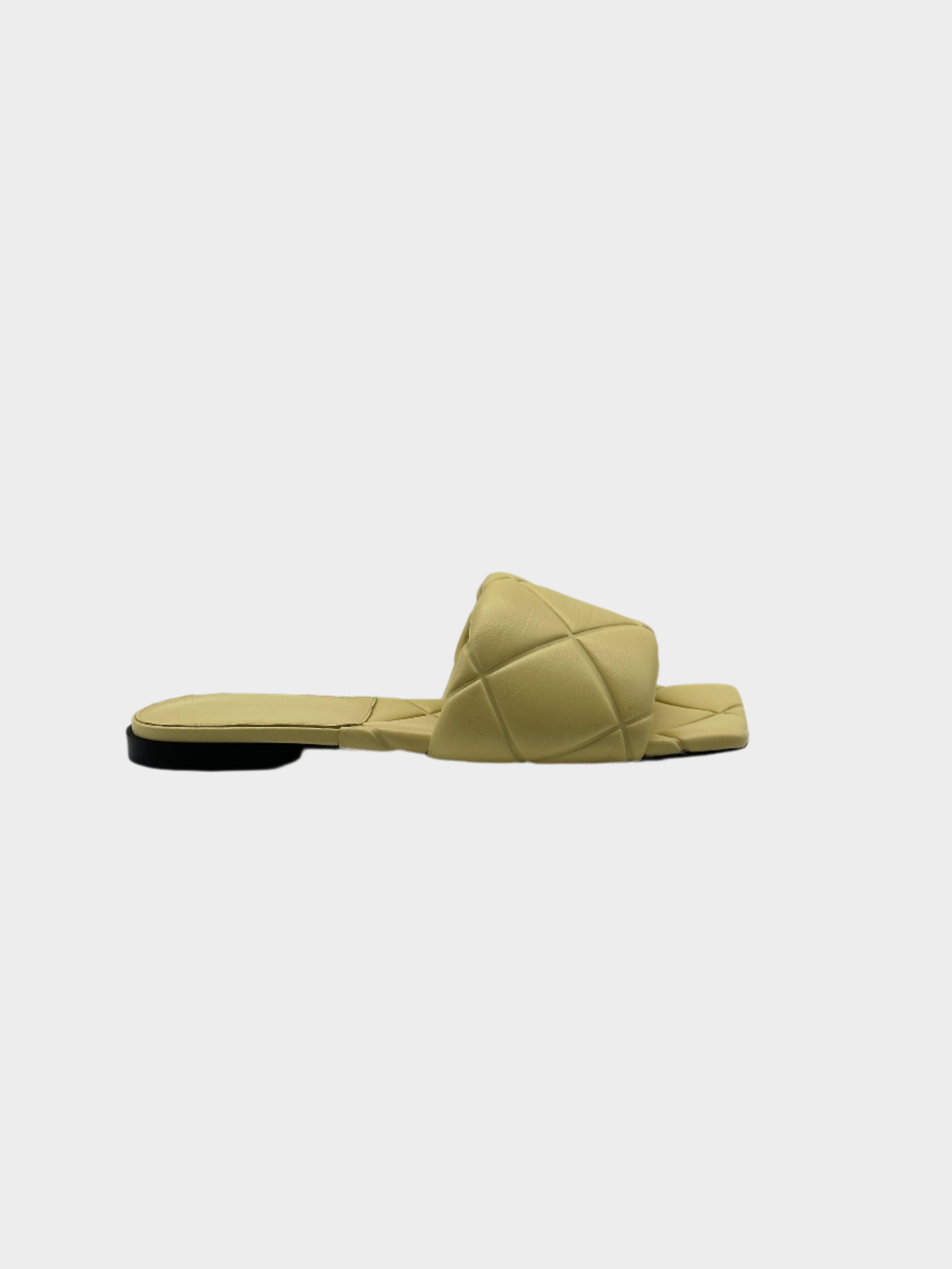 Flat Padded Sandal con punta squadrata, pelle trapuntata imbottita e tacco a blocco. Design elegante e confortevole.