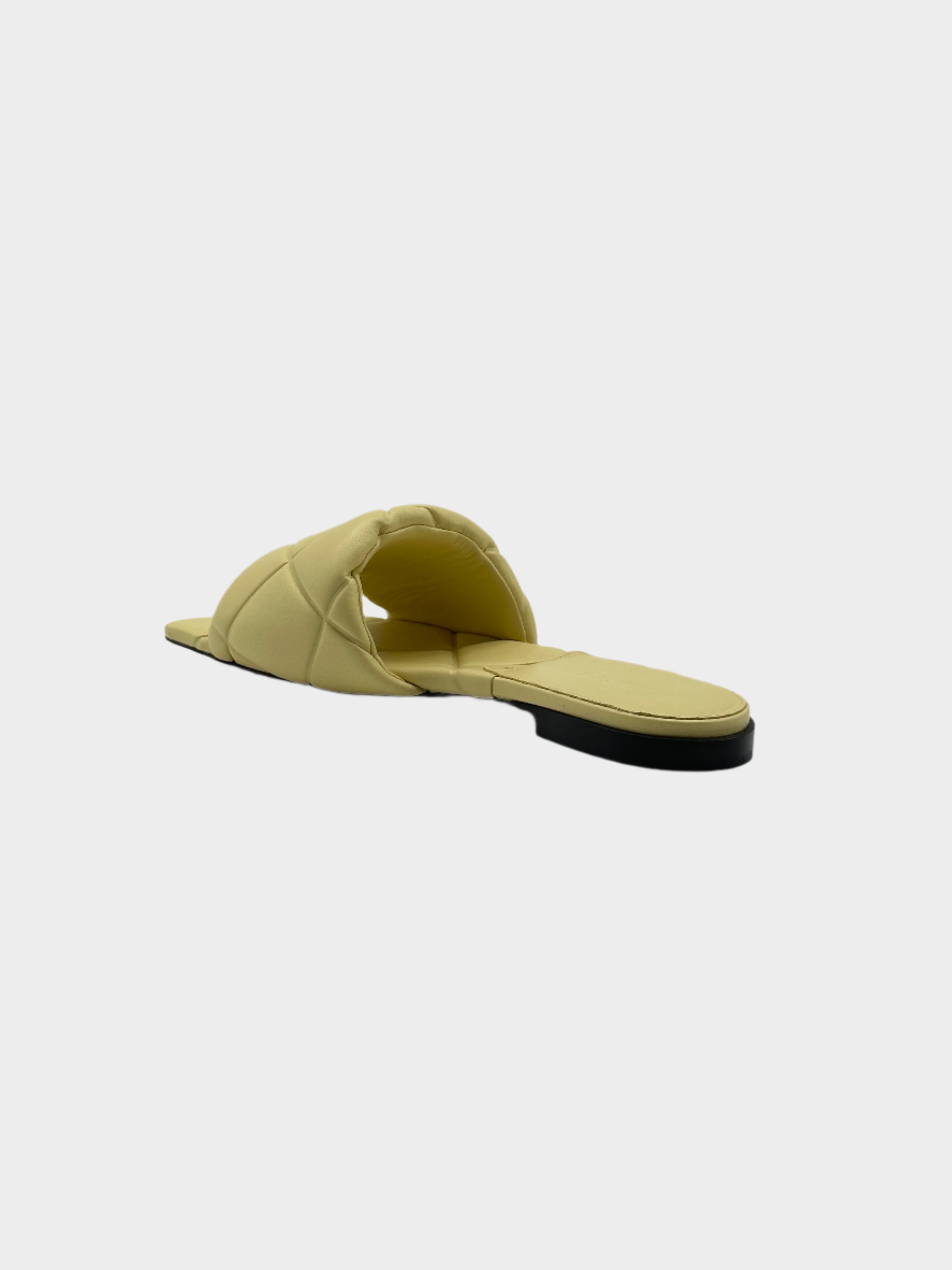 Flat Padded Sandal con punta squadrata, pelle trapuntata imbottita e tacco a blocco. Design elegante e confortevole.