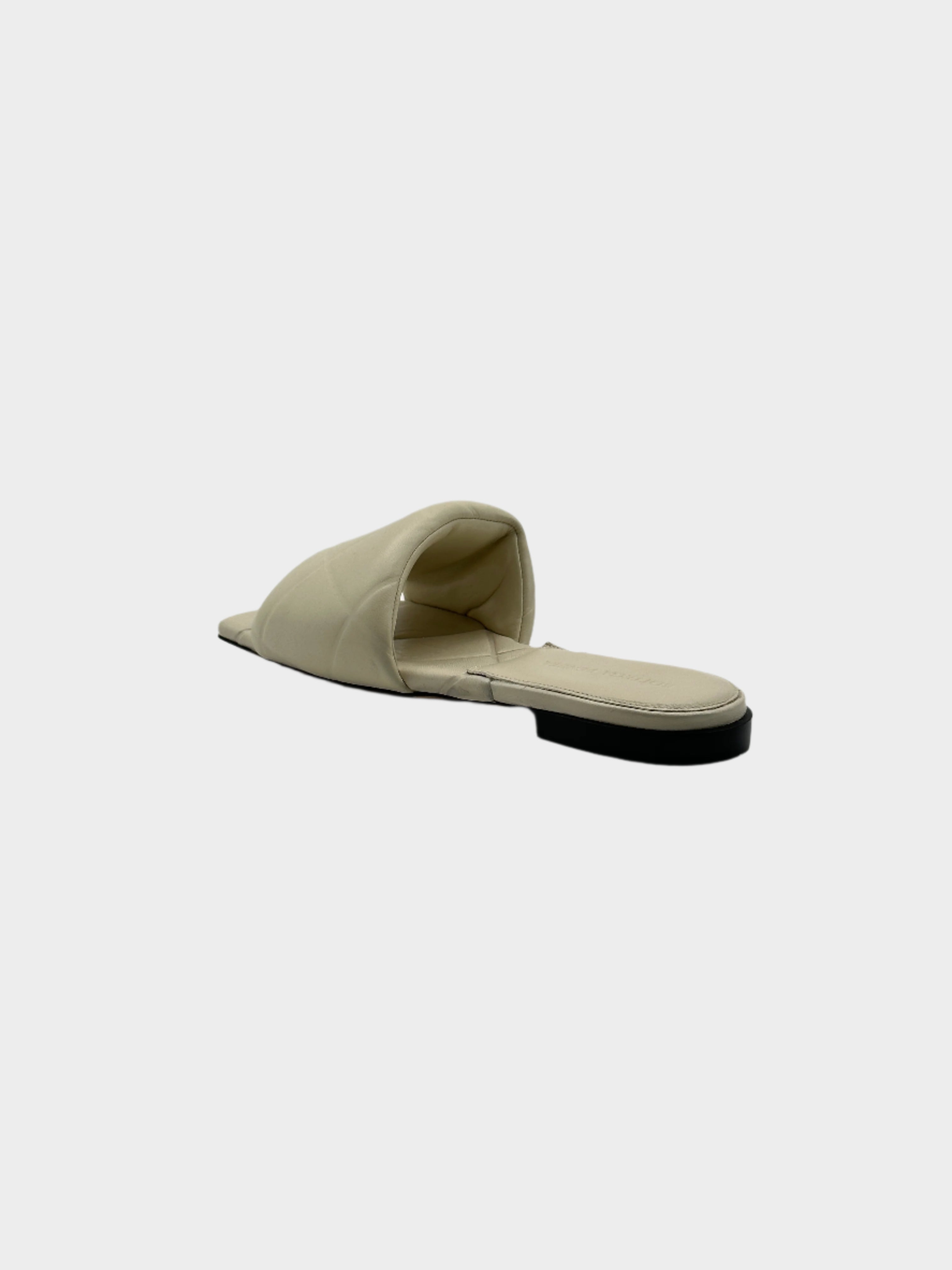 Flat Sandals con punta squadrata, logo impresso sulla suola e tacco basso. Stile minimalista e raffinato.