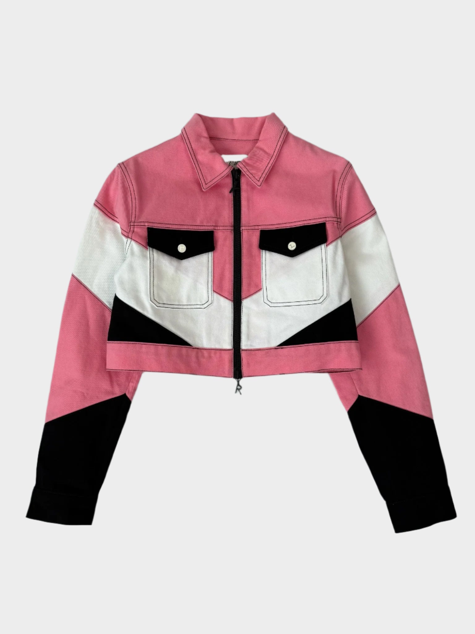 Giacca corta in denim rosa, bianco e nero con zip frontale vista frontale