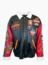 Giacca Karl Kani in pelle nera con maniche rosse e blu e patch multicolore vista frontale