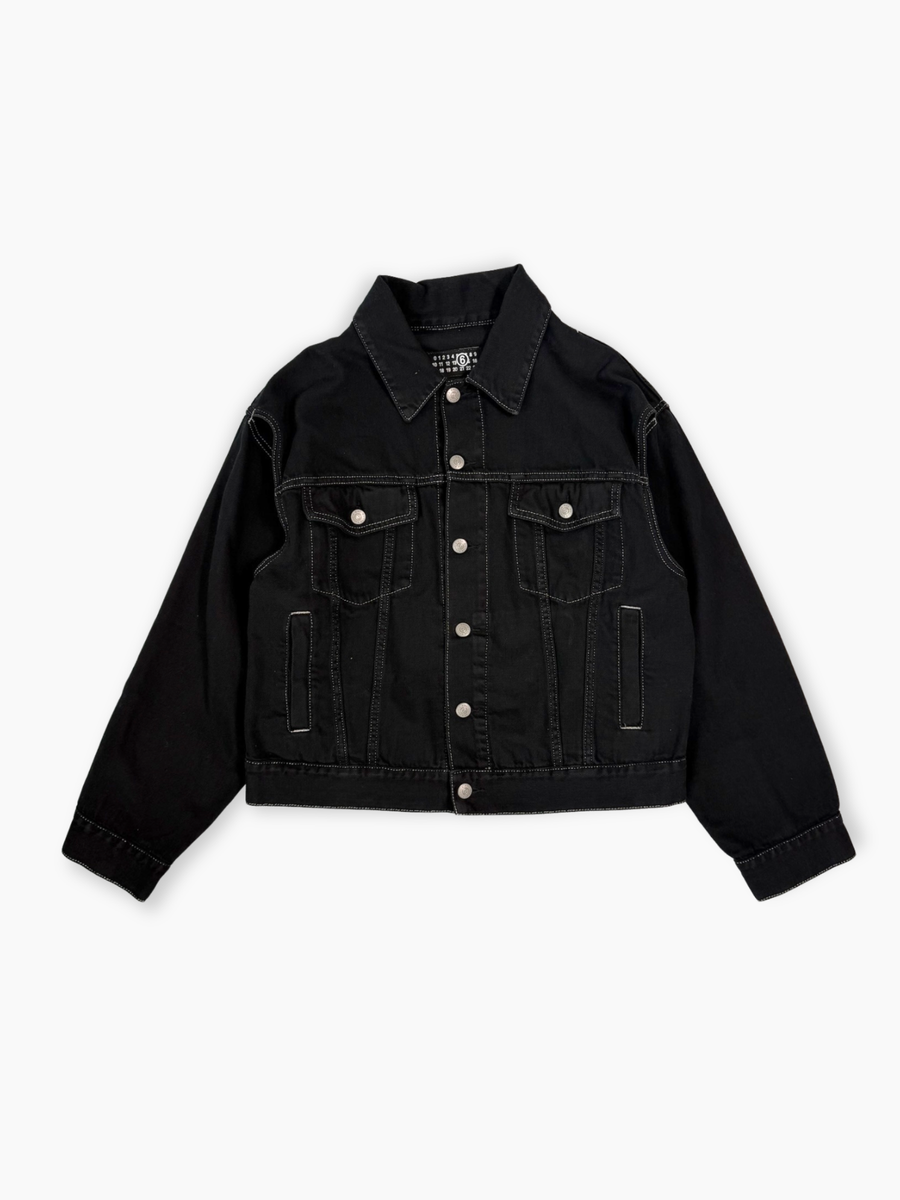 Giacca nera in denim con cuciture bianche a contrasto vista frontale