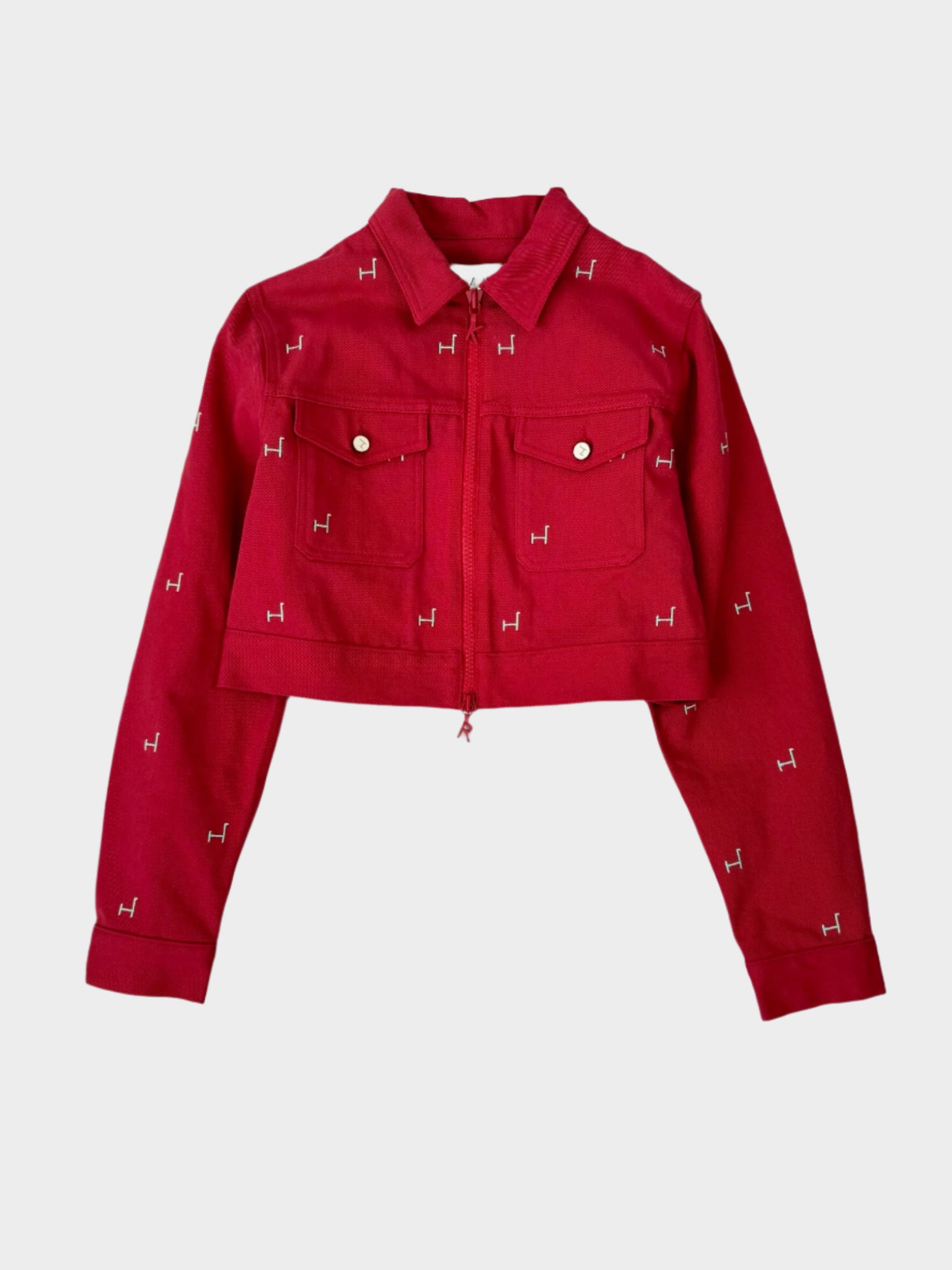 Giacca crop in denim rosso con ricami giraffa e zip frontale di Kirin Peggy Gou vista frontale