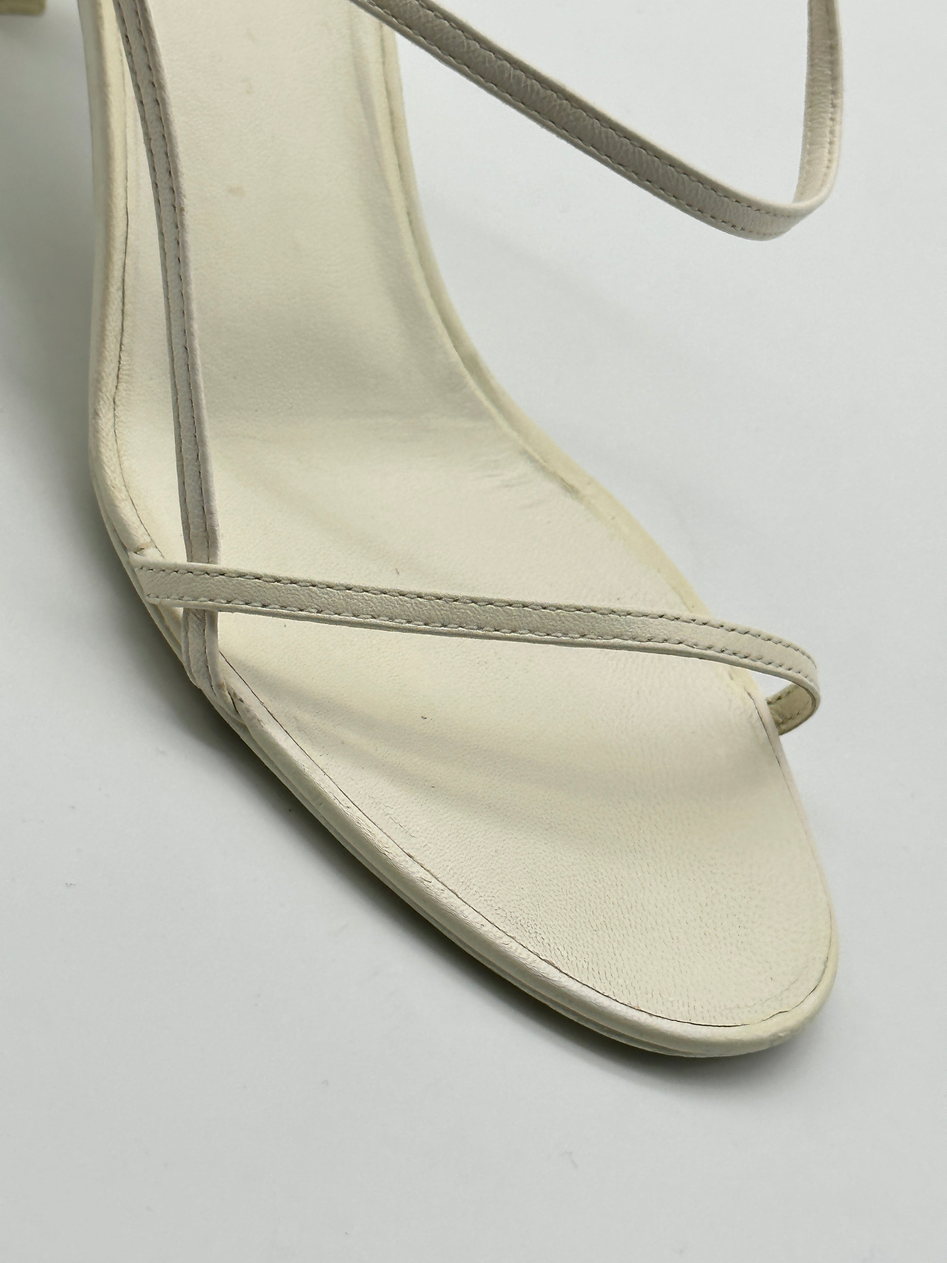 Heel Sandals in pelle avorio con cinturini, chiusura a fibbia e tacco 6.5 cm.