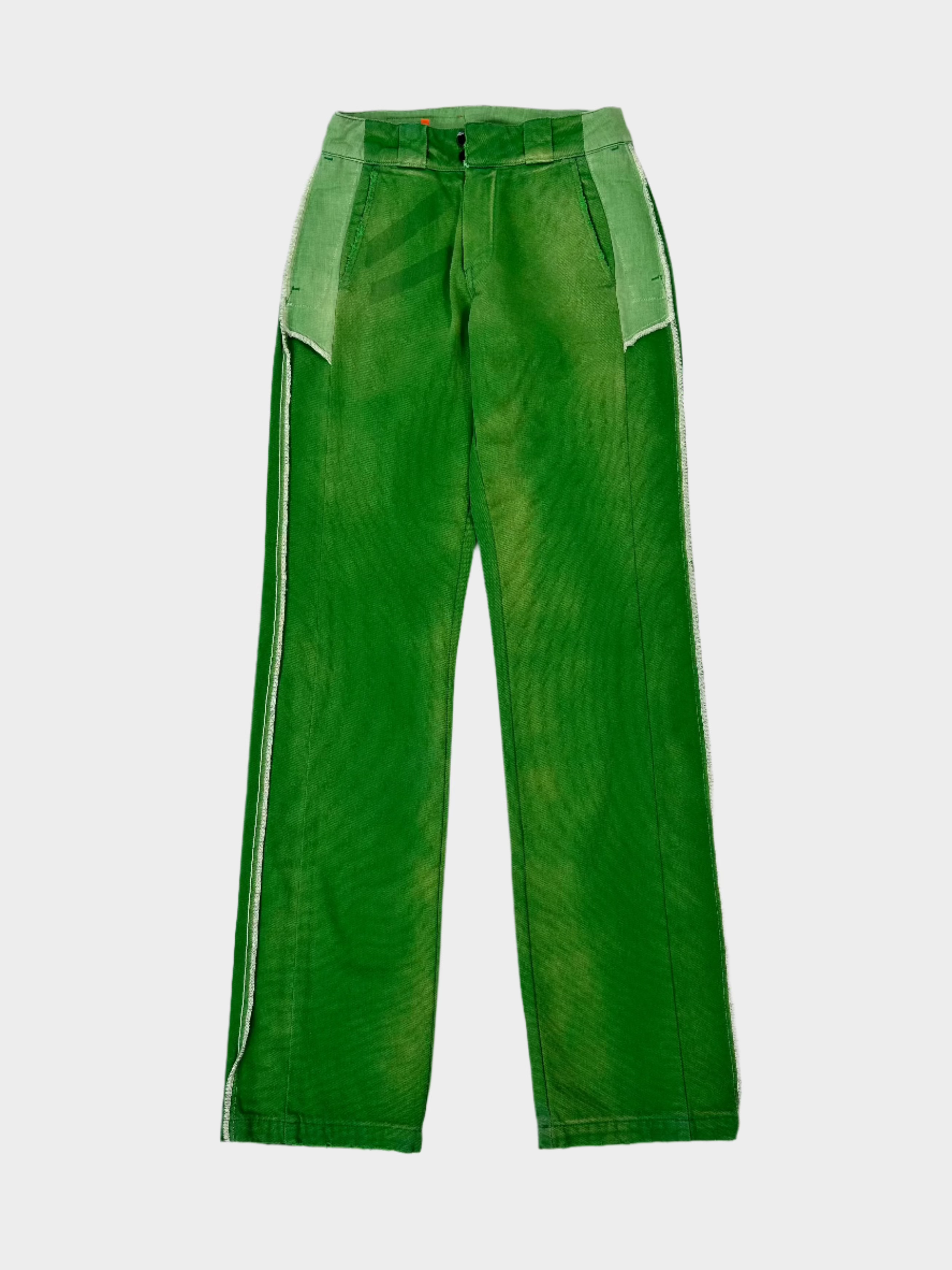 Vista frontale dei pantaloni Heron Preston verdi con dettagli sfrangiati

