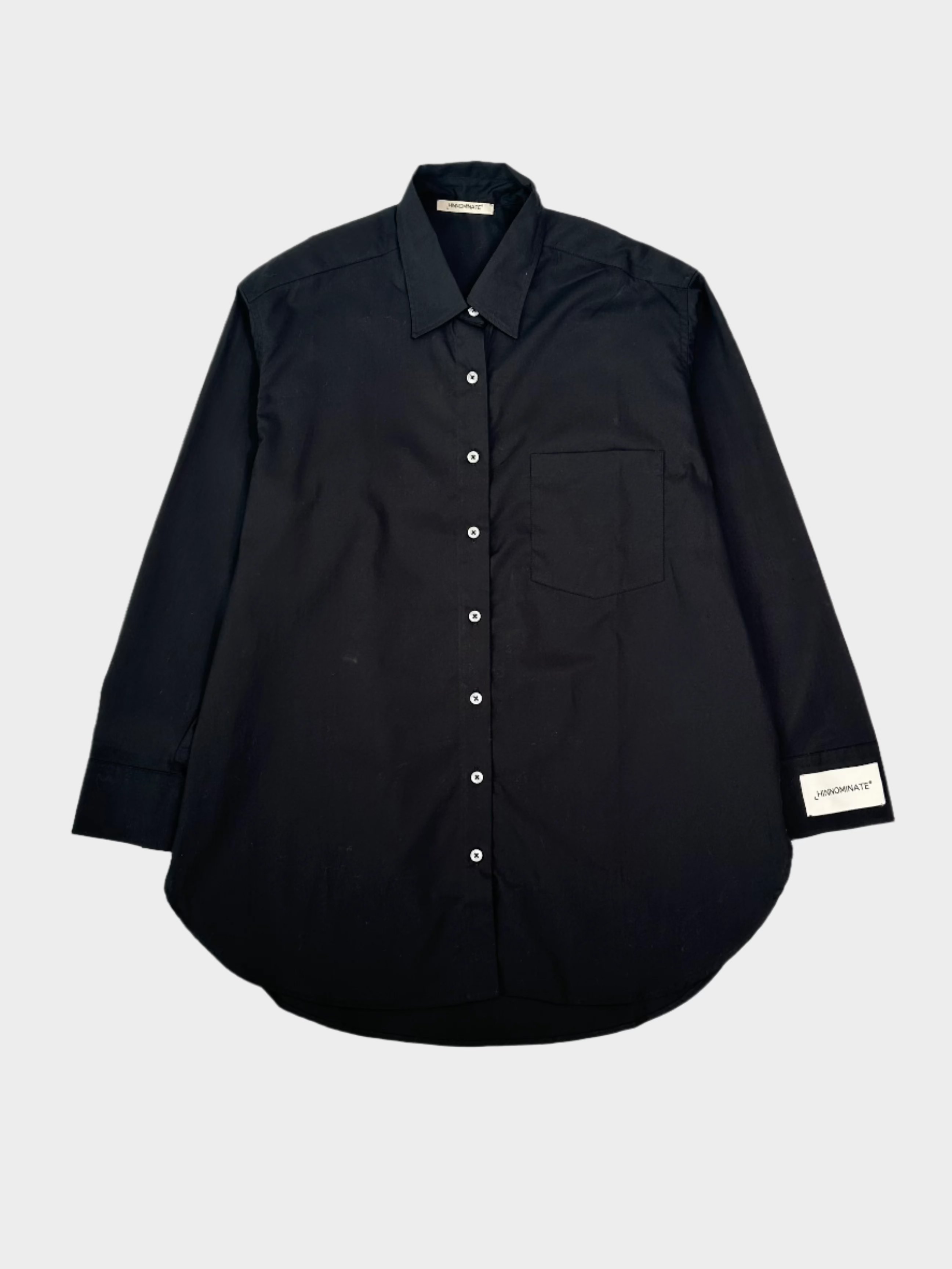 Vista frontale della camicia over Hinnominate nera con colletto classico