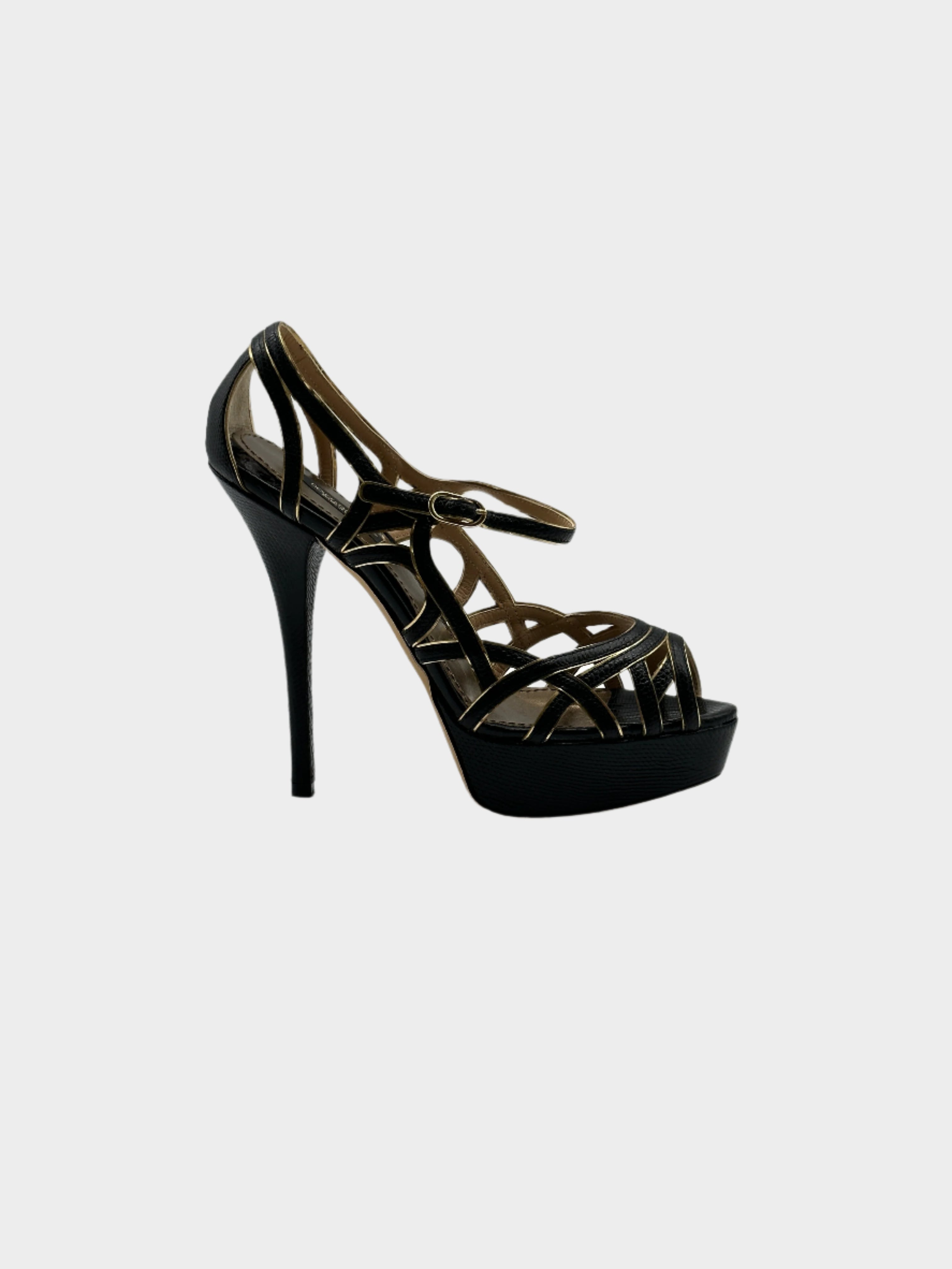 Intertwined Plateau Heels con punta peep toe, cinturini intrecciati, tacco a stiletto di 14 cm e plateau. Eleganza audace, con difetti.