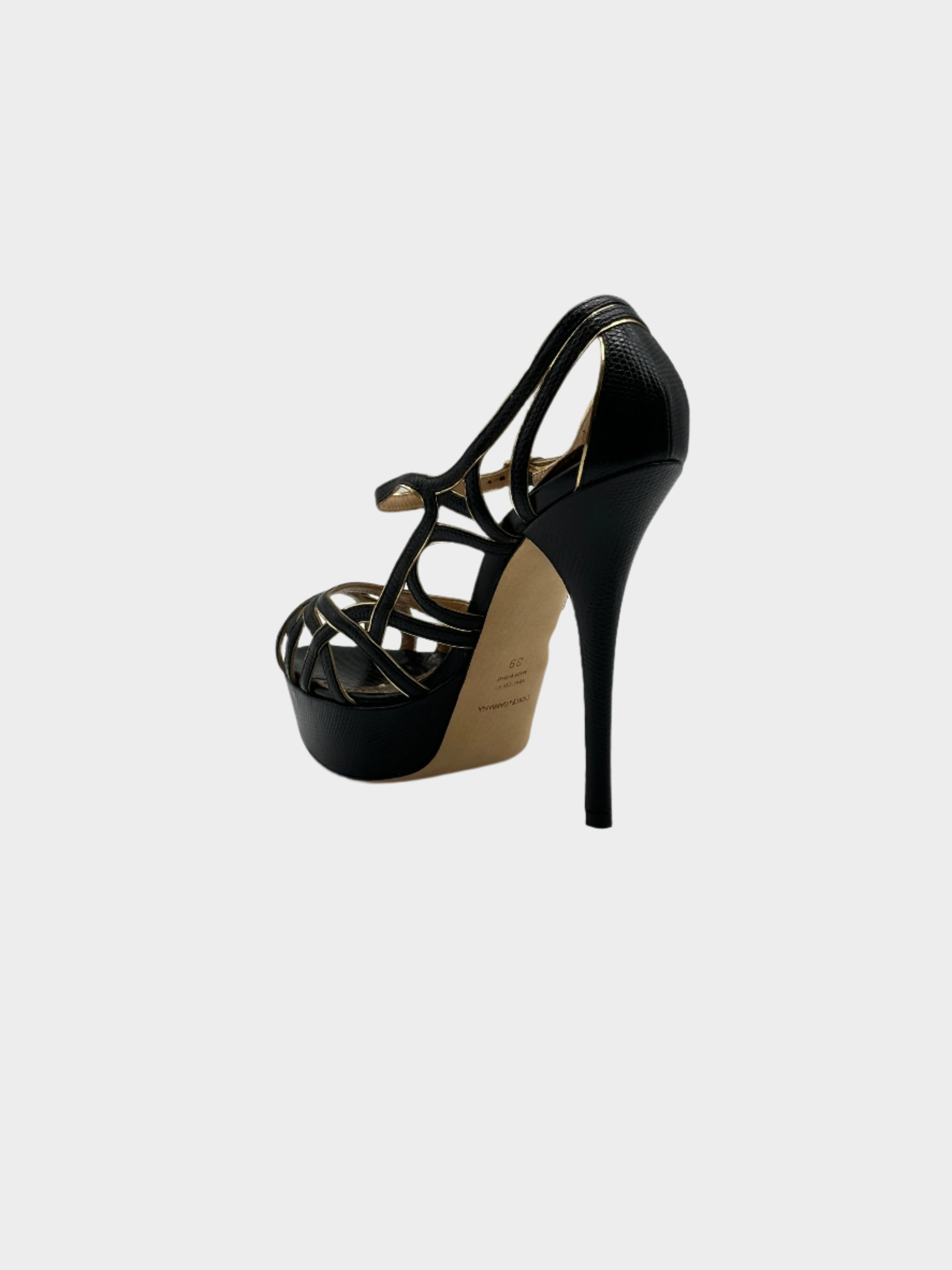 Intertwined Plateau Heels con punta peep toe, cinturini intrecciati, tacco a stiletto di 14 cm e plateau. Eleganza audace, con difetti.