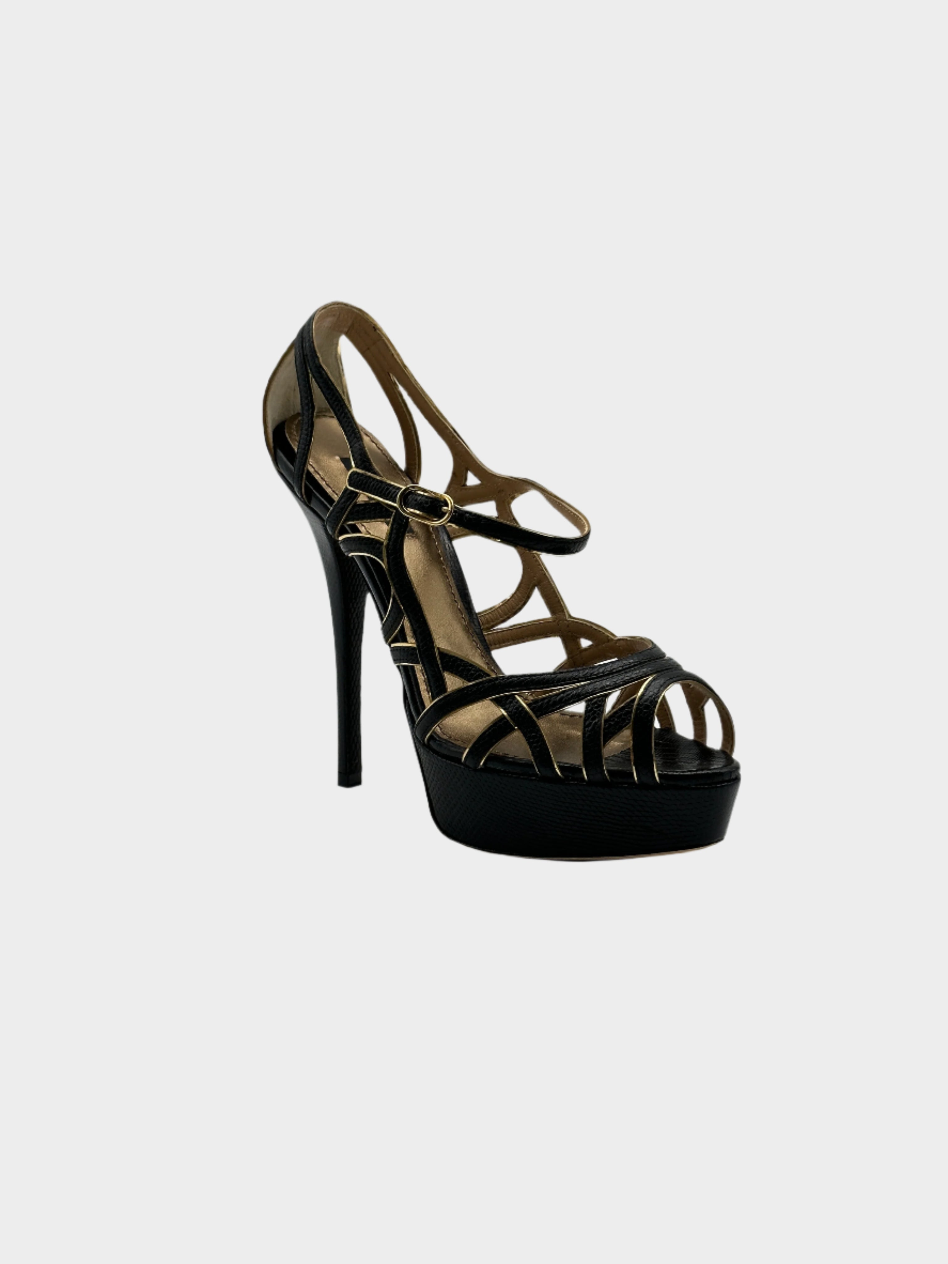 Intertwined Plateau Heels con punta peep toe, cinturini intrecciati, tacco a stiletto di 14 cm e plateau. Eleganza audace, con difetti.