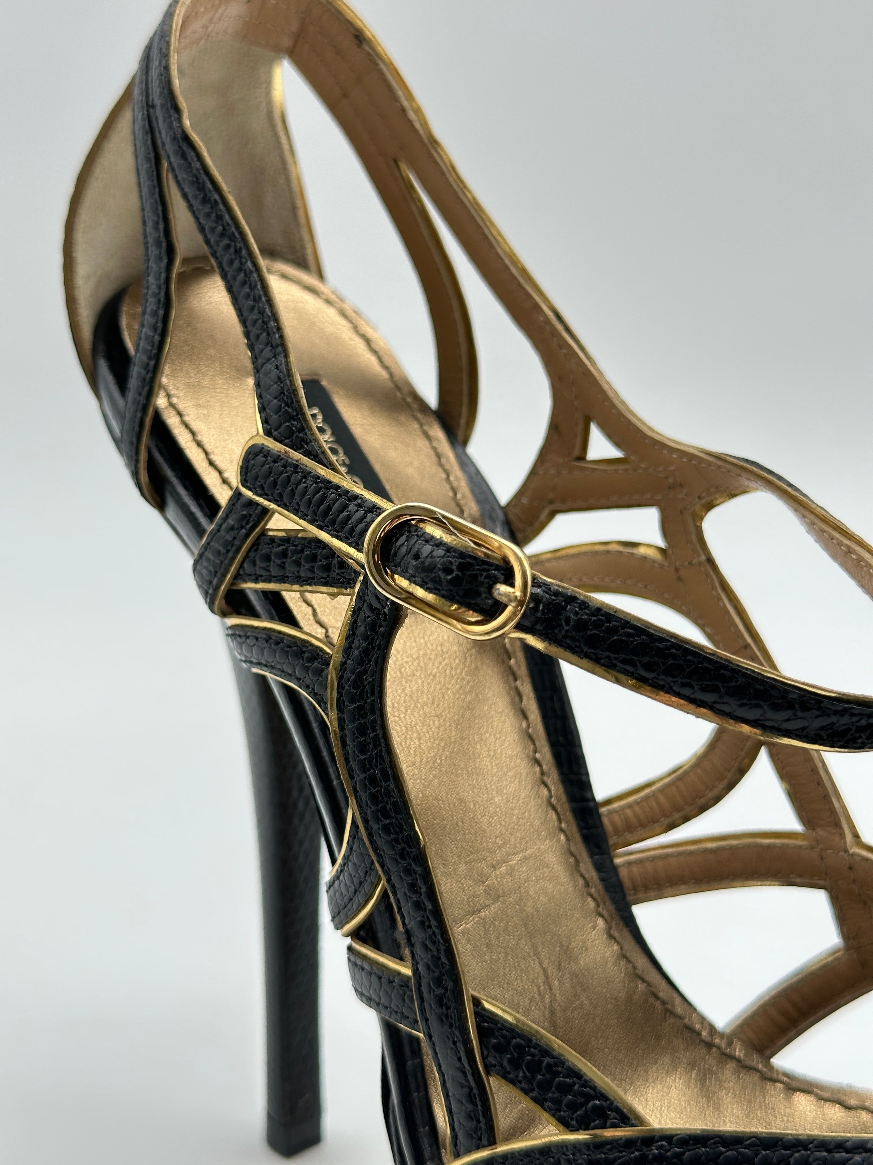 Intertwined Plateau Heels con punta peep toe, cinturini intrecciati, tacco a stiletto di 14 cm e plateau. Eleganza audace, con difetti.