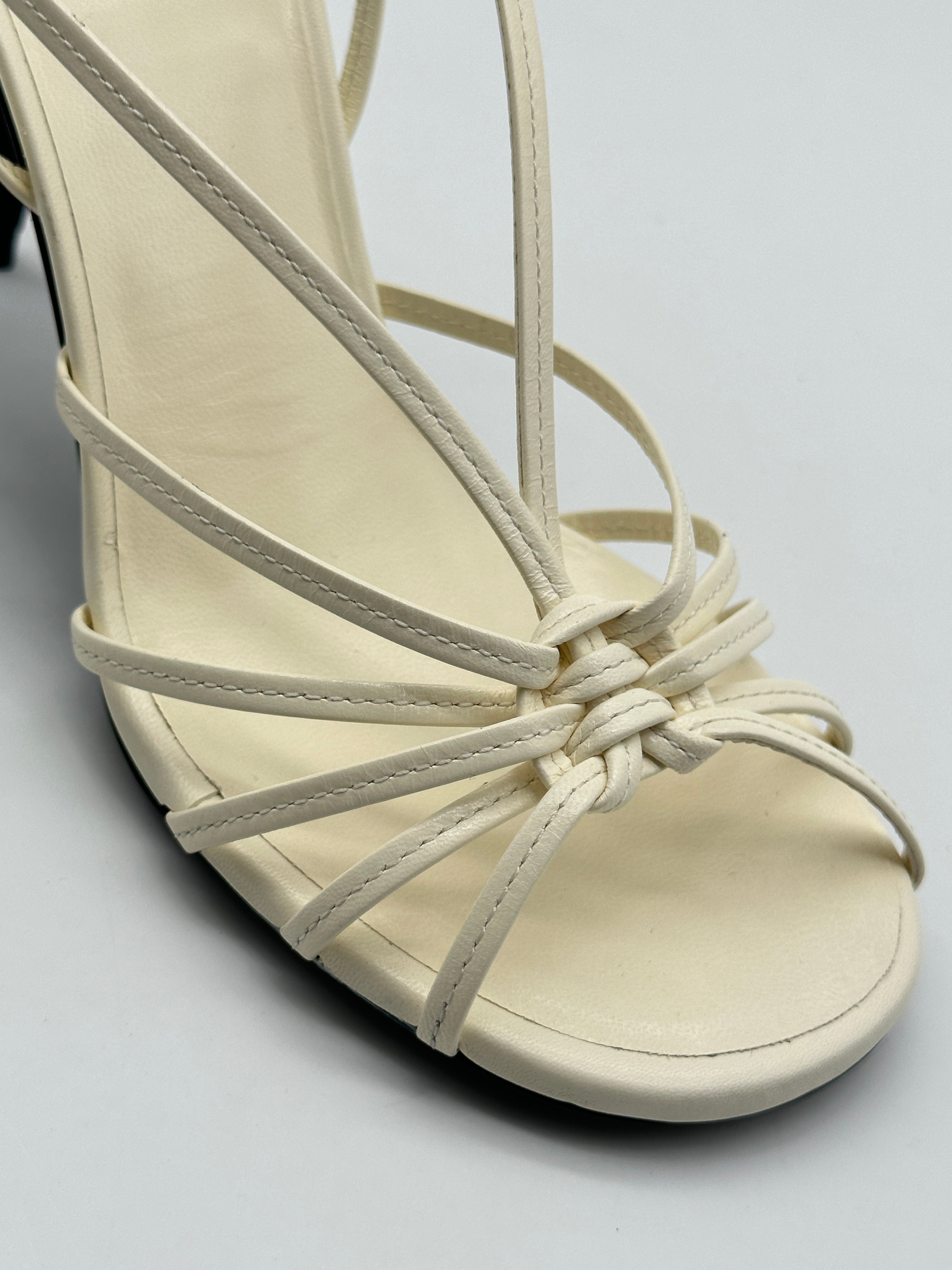 Ivory Heel Sandals in pelle con multi cinturini, nodo centrale e tacco 9 cm.