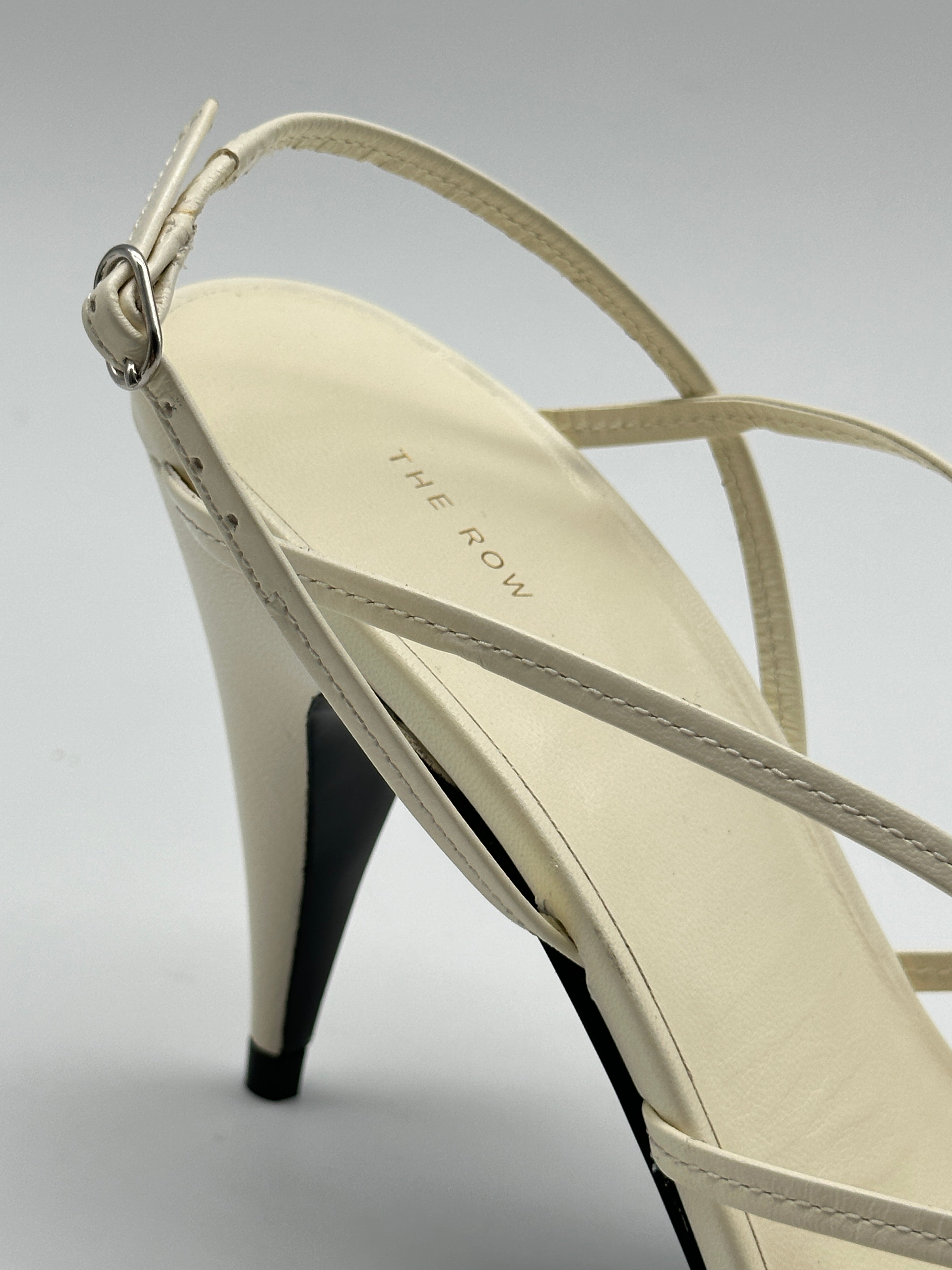 Ivory Heel Sandals in pelle con multi cinturini, nodo centrale e tacco 9 cm.