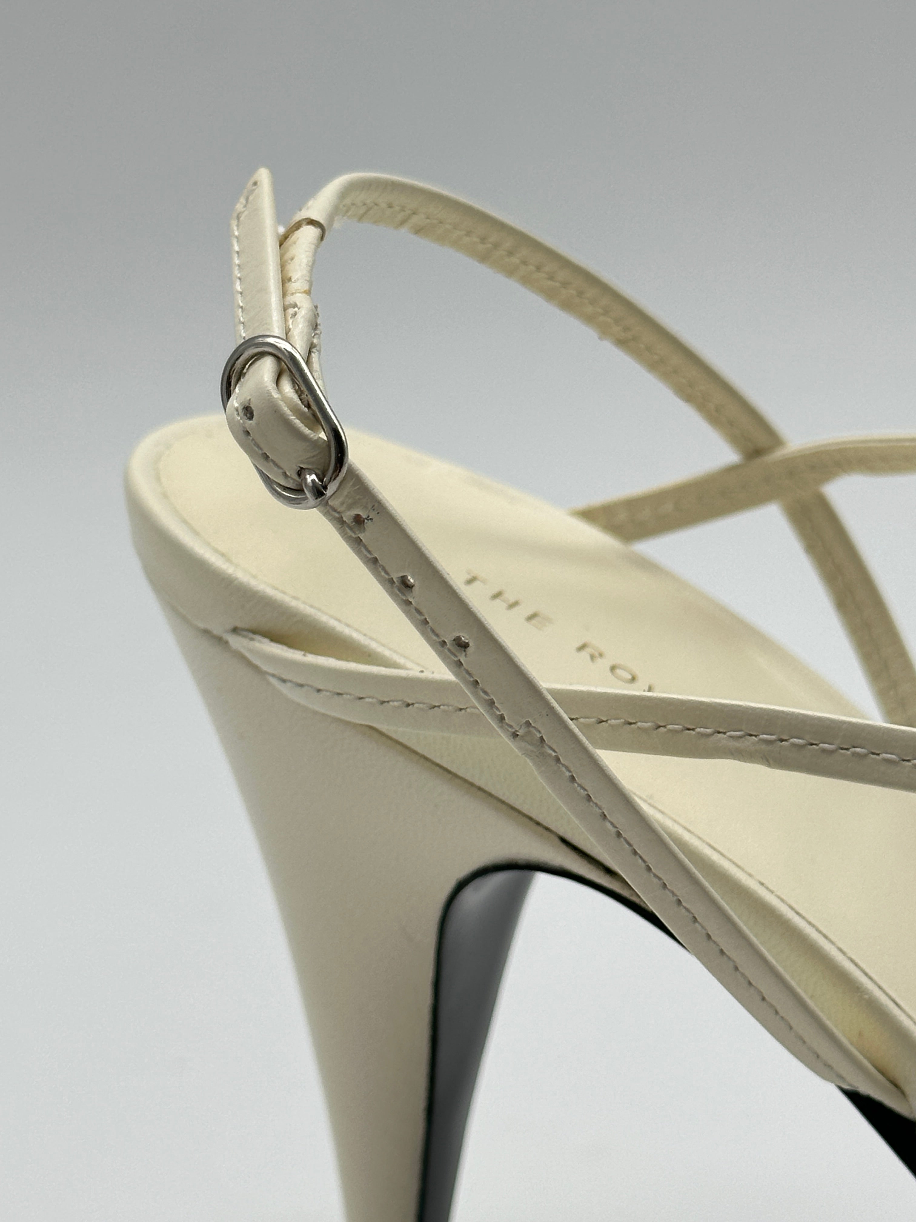 Ivory Heel Sandals in pelle con multi cinturini, nodo centrale e tacco 9 cm.