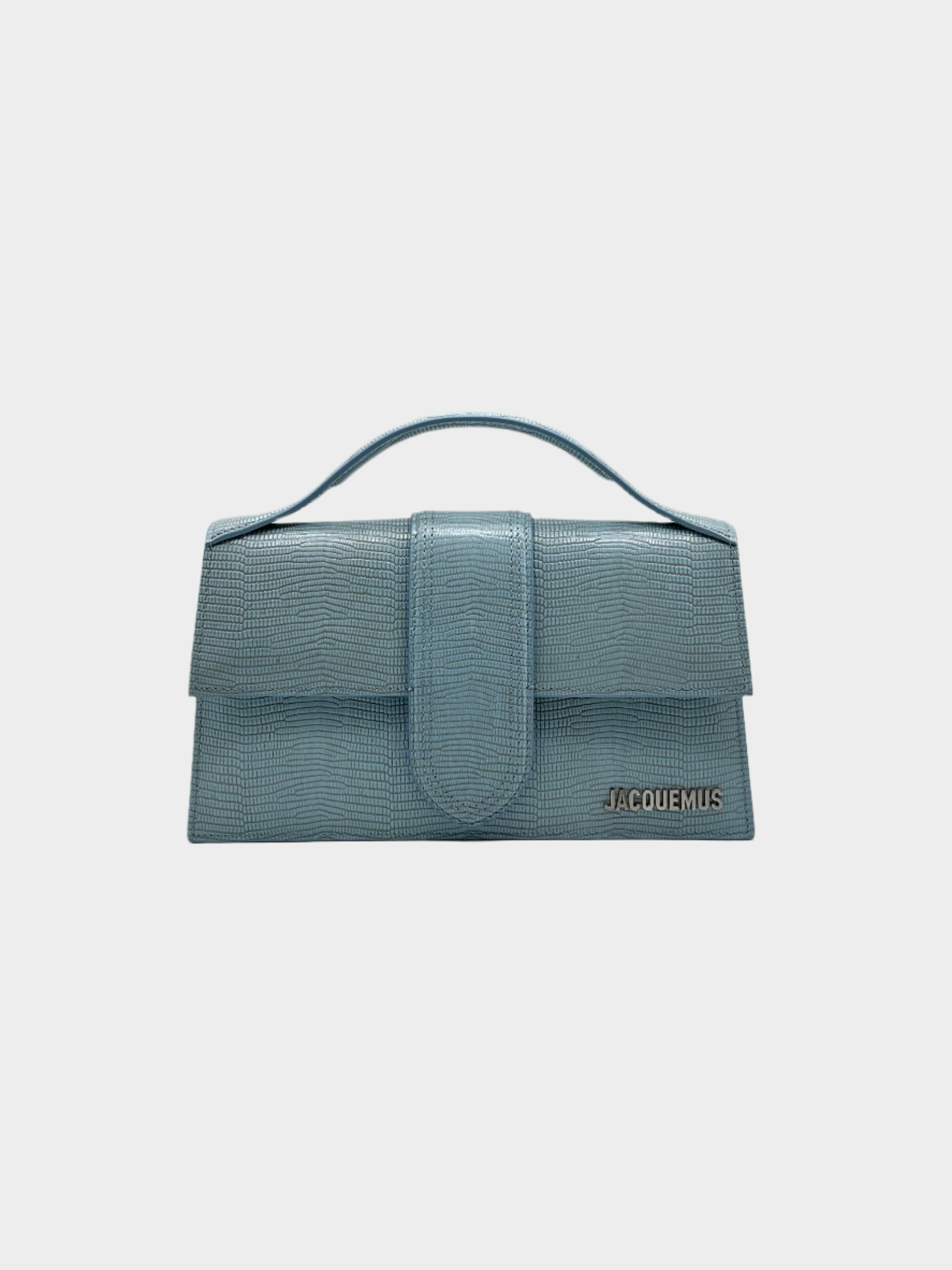 Vista frontale della borsa Jacquemus azzurra con patta e tracolla