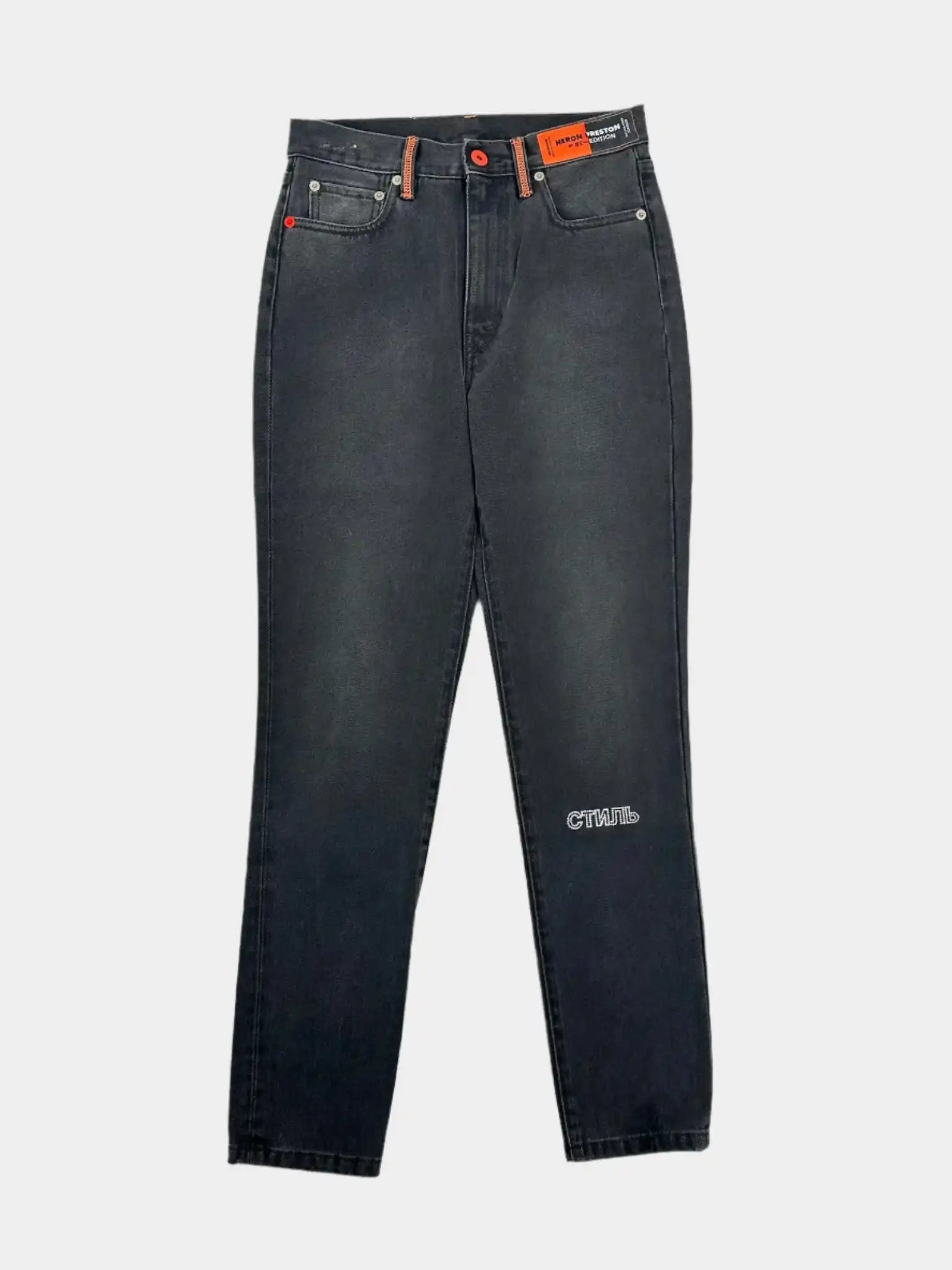 Vista frontale dei jeans Heron Preston slim fit neri con ricamo “СТИЛЬ”
