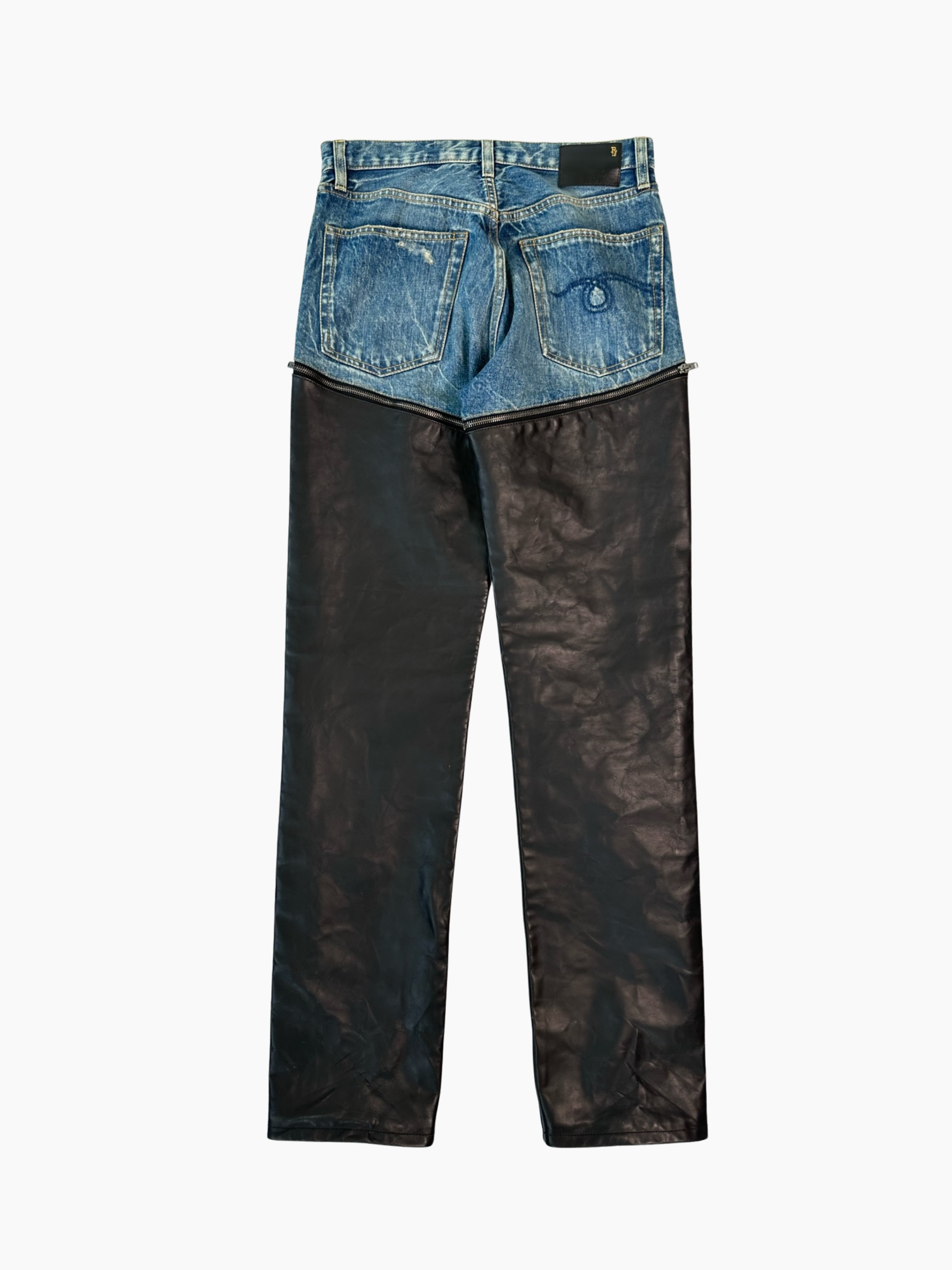 Jeans R13 con parte superiore in denim blu slavato e gambali in ecopelle nera effetto vissuto