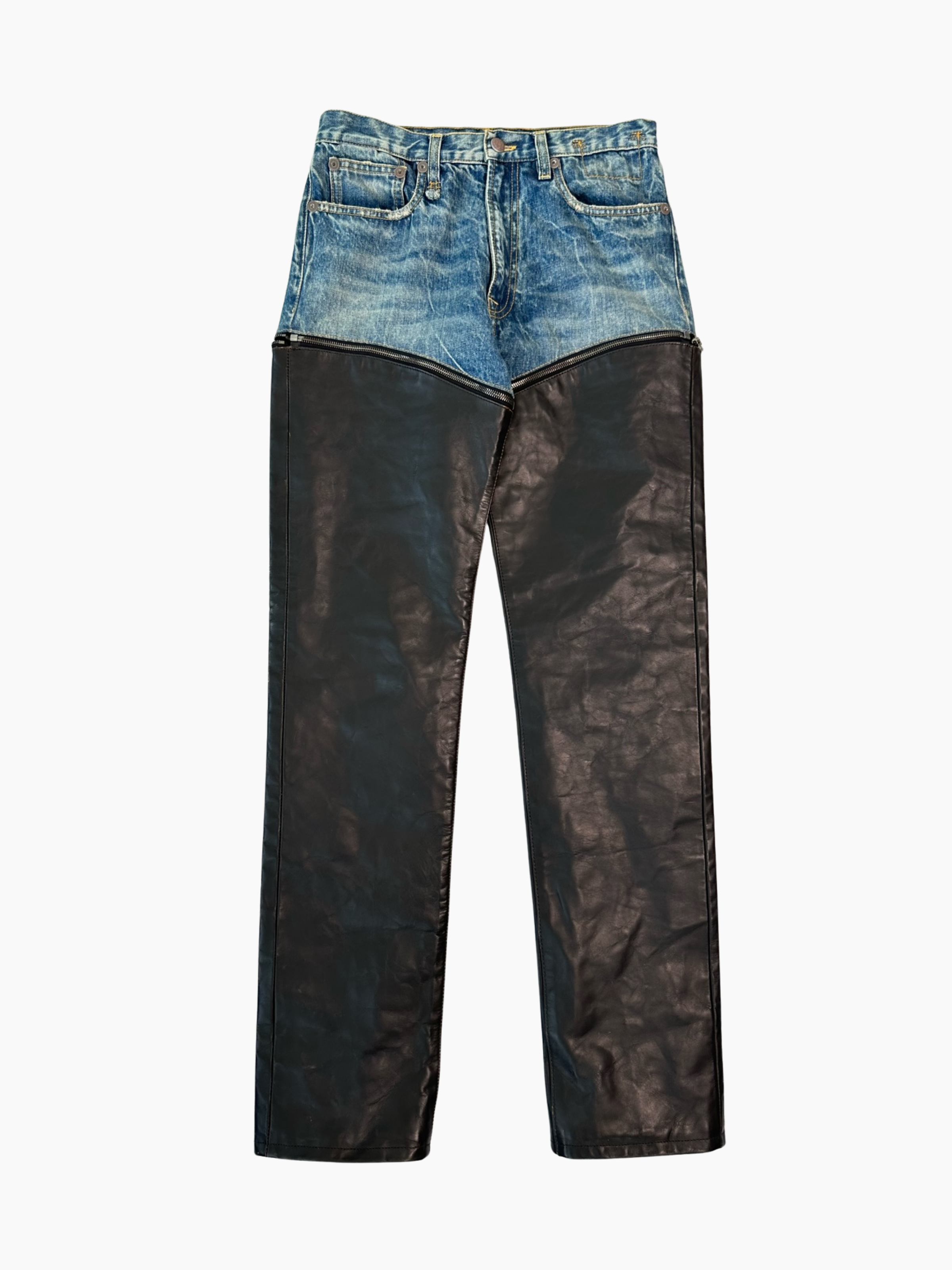 Jeans R13 con parte superiore in denim blu slavato e gambali in ecopelle nera effetto vissuto