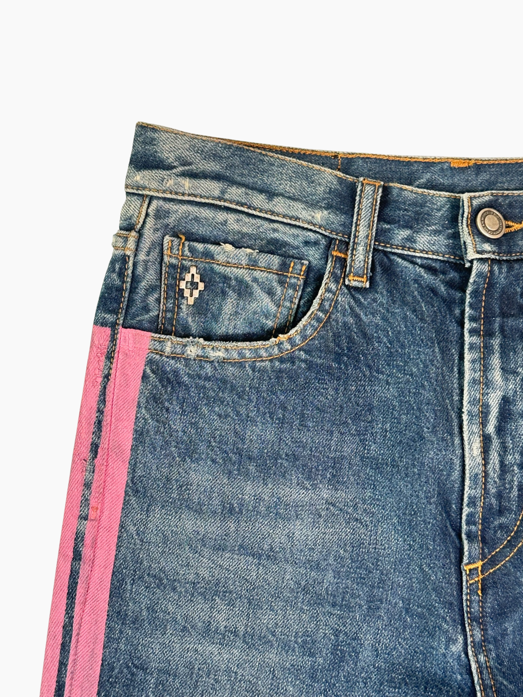 Dettaglio bande laterali a contrasto dei jeans svasati blu