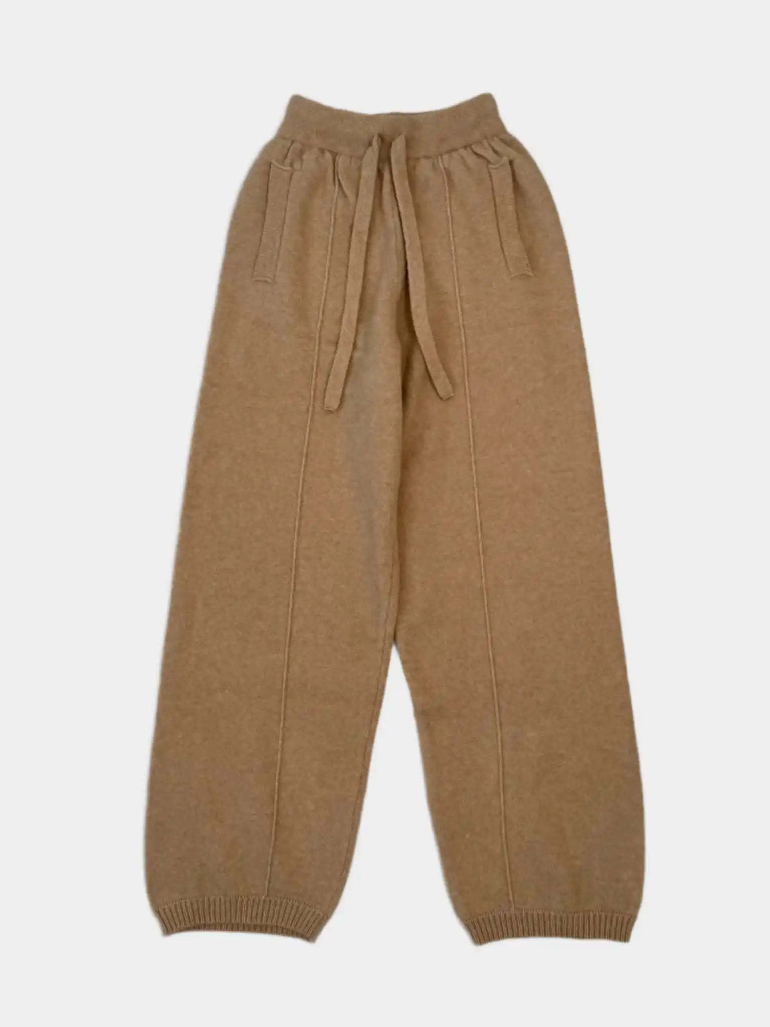 Pantaloni joggers in maglia di cashmere beige con coulisse e fondo a costine. Comfort e stile in chiave luxury. Acquista su Qlhype!