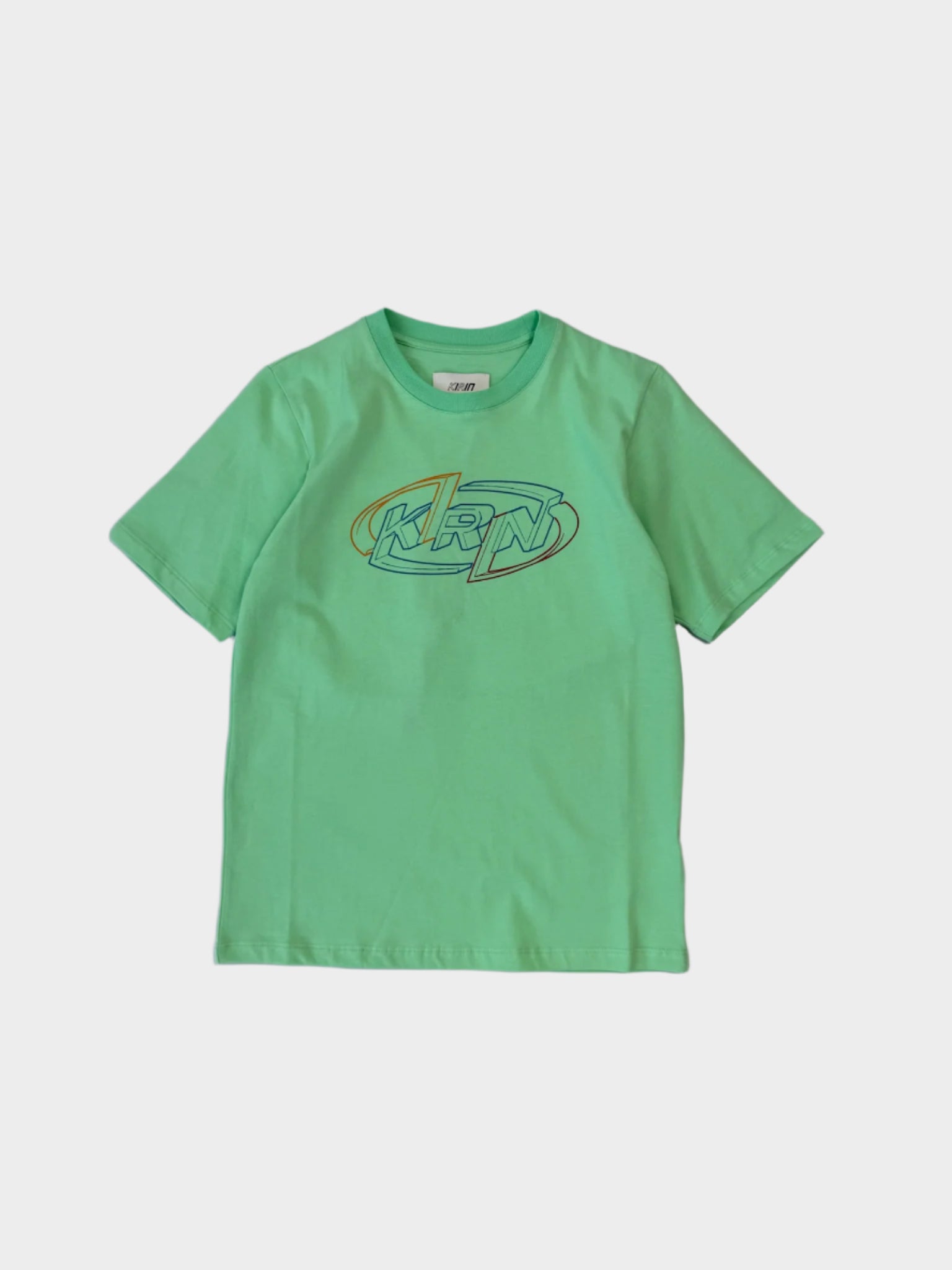 Vista frontale della T-shirt Kirin verde con stampa multicolor logo KRN