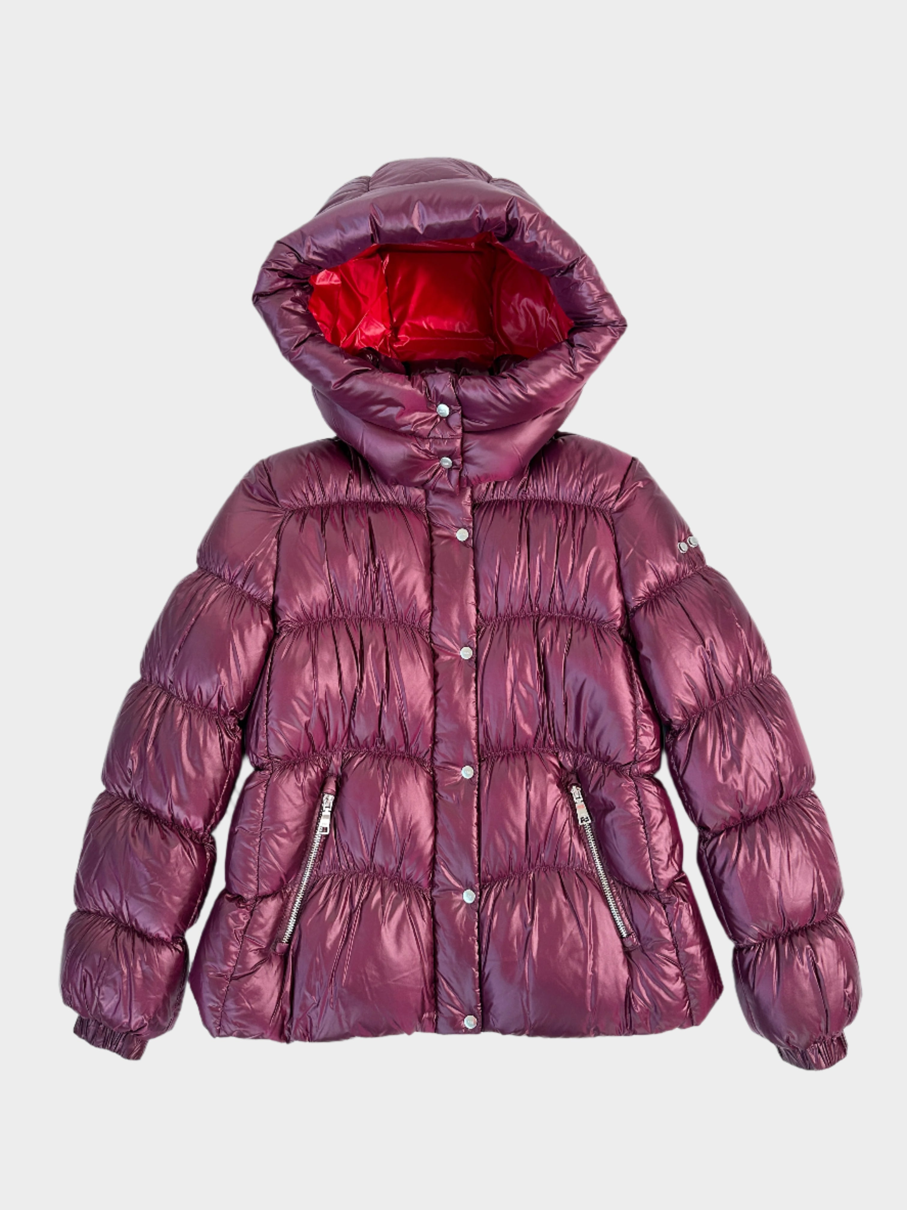 Lady Down Jacket con cappuccio removibile, chiusura zip e bottoni, polsini a coste e interno rosso. Perfetta per un look caldo e raffinato.