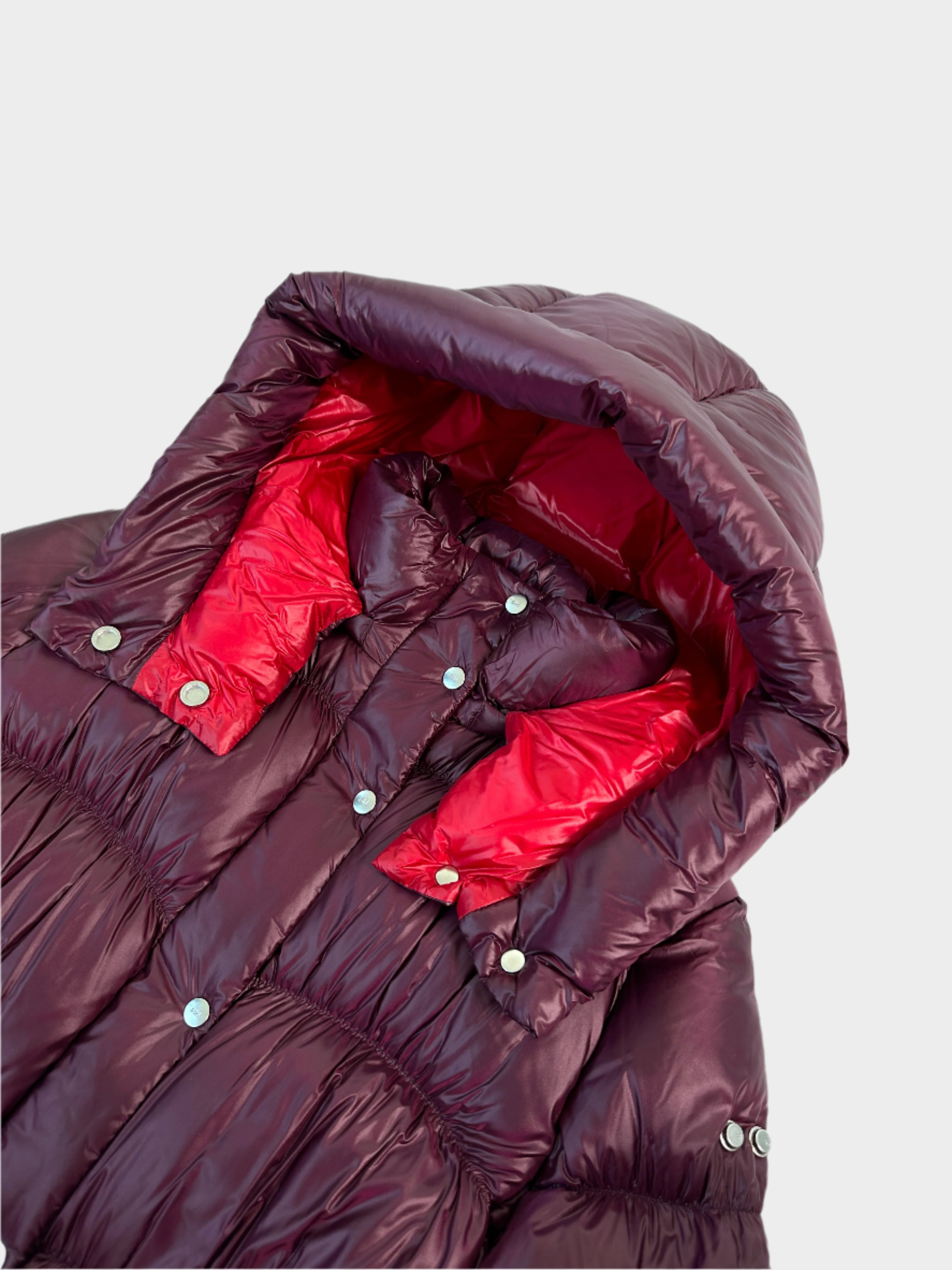 Lady Down Jacket con cappuccio removibile, chiusura zip e bottoni, polsini a coste e interno rosso. Perfetta per un look caldo e raffinato.