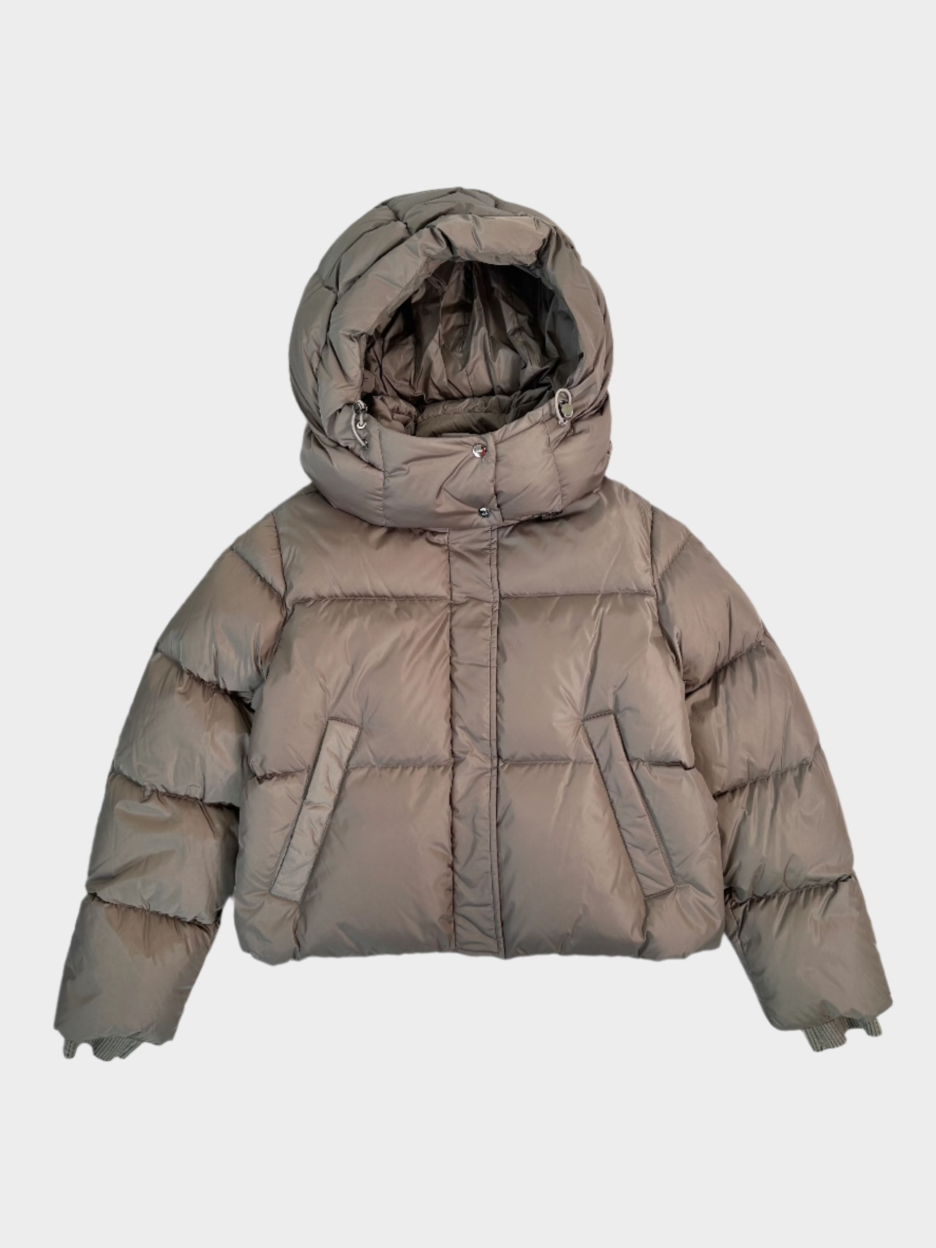 Lady Down Jacket con cappuccio removibile, chiusura zip e bottoni, polsini a coste e tasche con bottoni a pressione. Calda ed elegante.