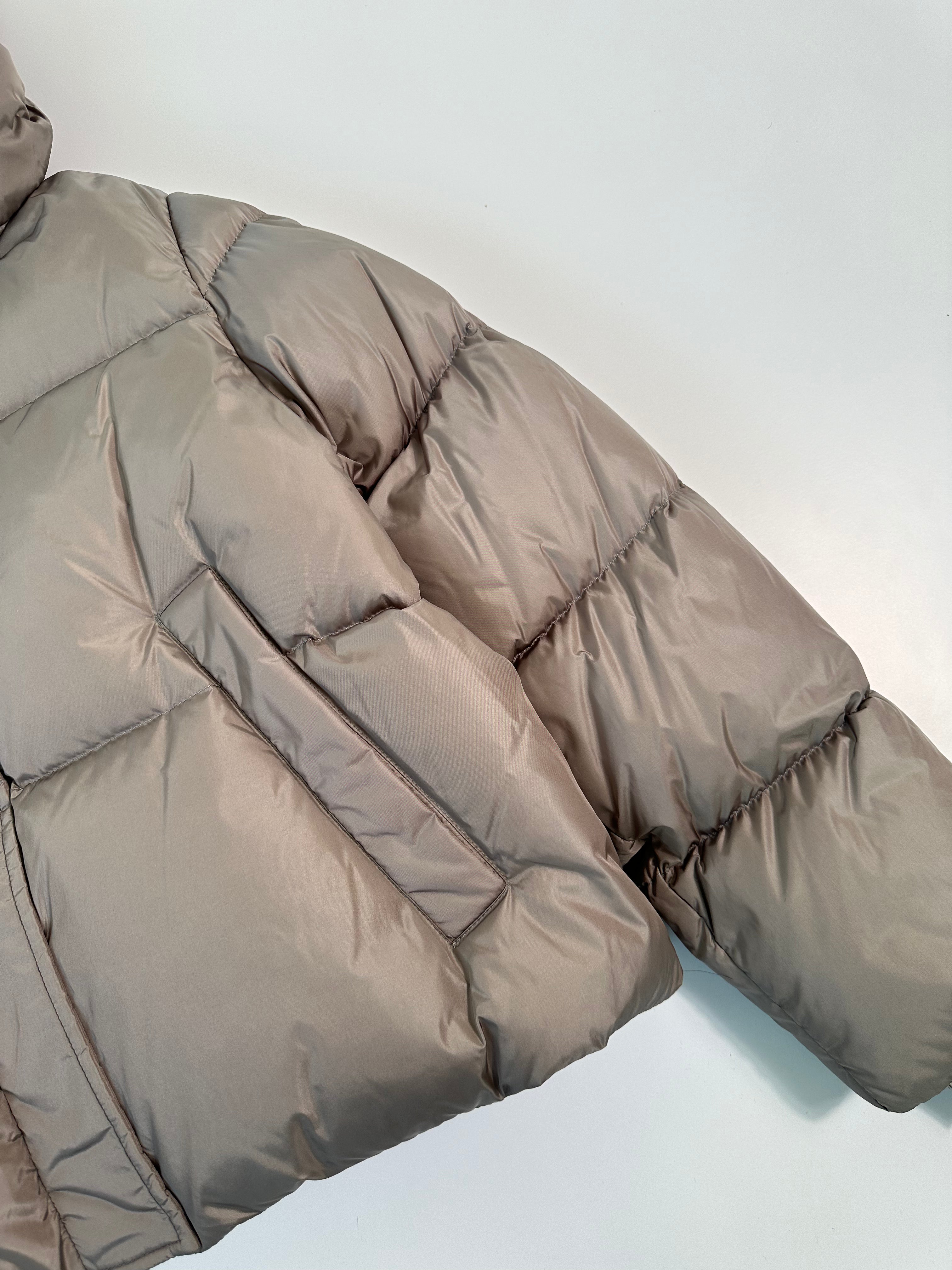 Lady Down Jacket con cappuccio removibile, chiusura zip e bottoni, polsini a coste e tasche con bottoni a pressione. Calda ed elegante.