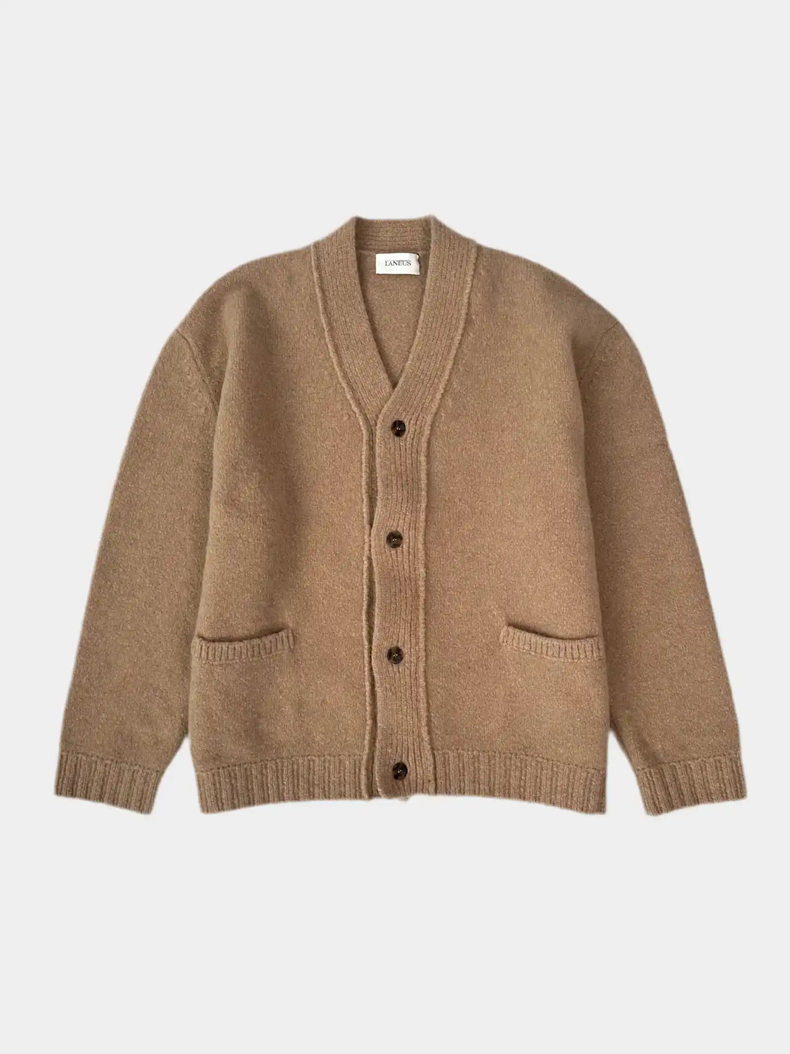 vista frontale del cardigan in lana Laneus color cammello