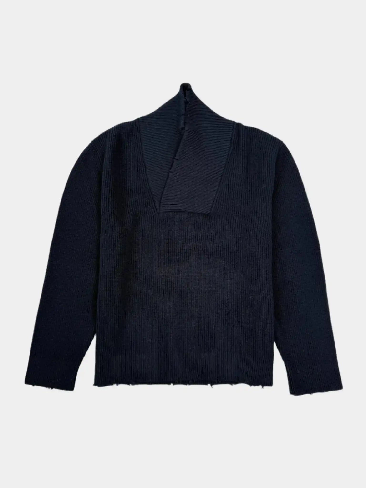 Vista frontale del maglione blu Laneus con scollo squadrato e bordi sfrangiati