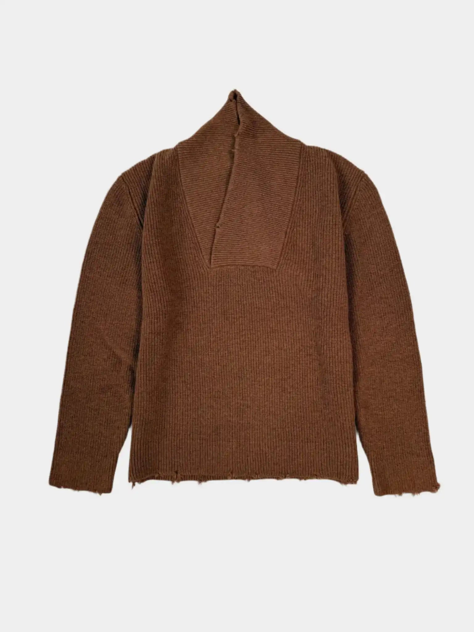 Vista frontale del maglione marrone Laneus con scollo squadrato e bordi sfrangiati