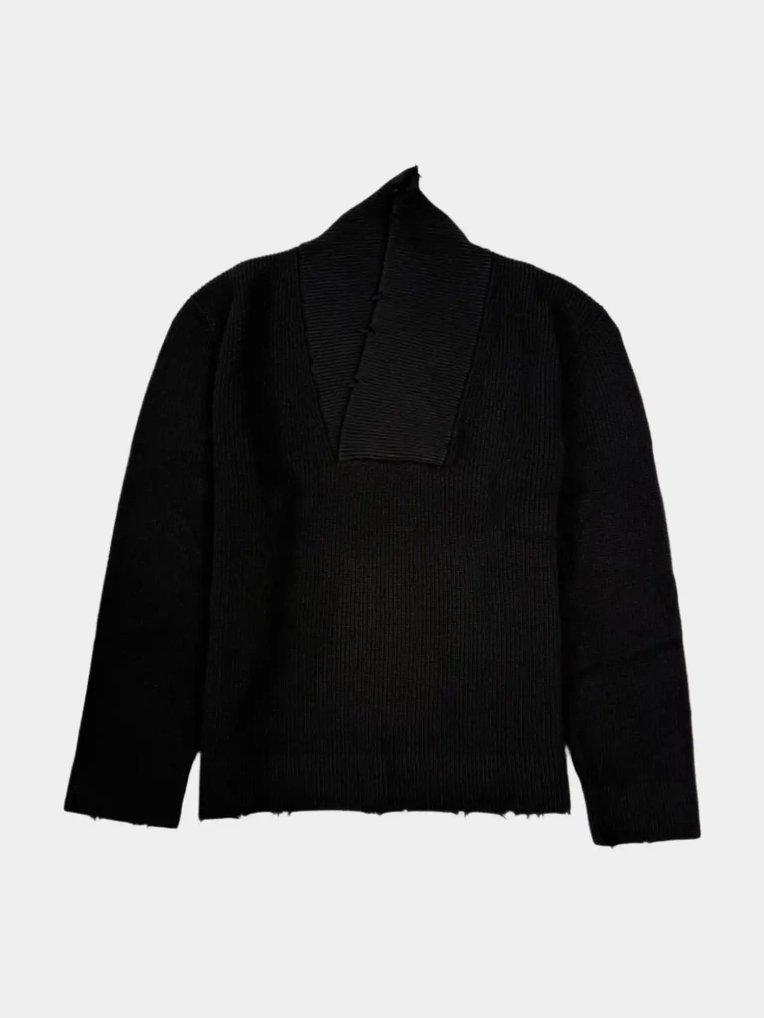 Vista frontale del maglione nero Laneus con scollo squadrato e bordi sfrangiati