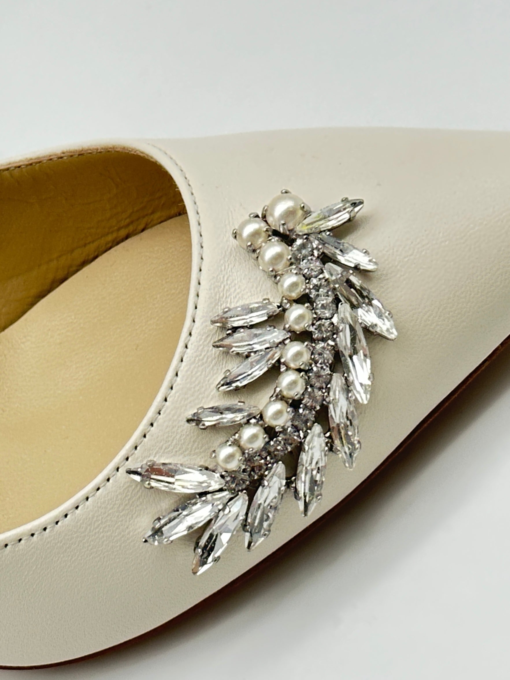 Leather Crystals Pumps con punta affusolata, buckle con cristalli, tacco a stiletto da 8,5 cm e suola in pelle.